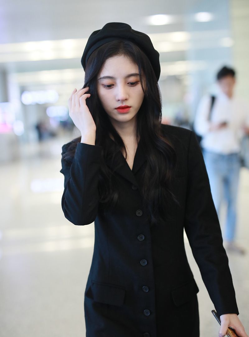 鞠婧祎穿修身西装狂秀美腿,肌肤白到发光美的高级