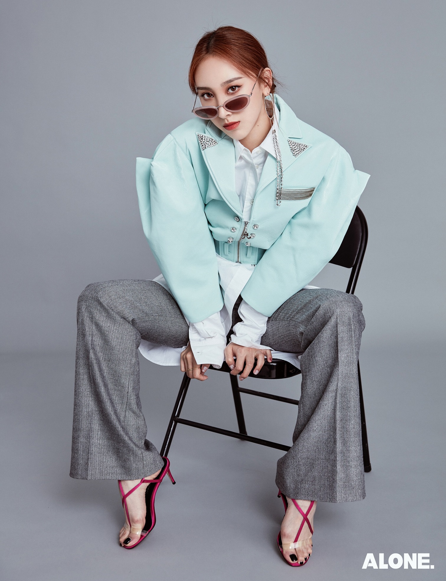 许靖韵全新美图曝光色彩碰撞体现别致美感