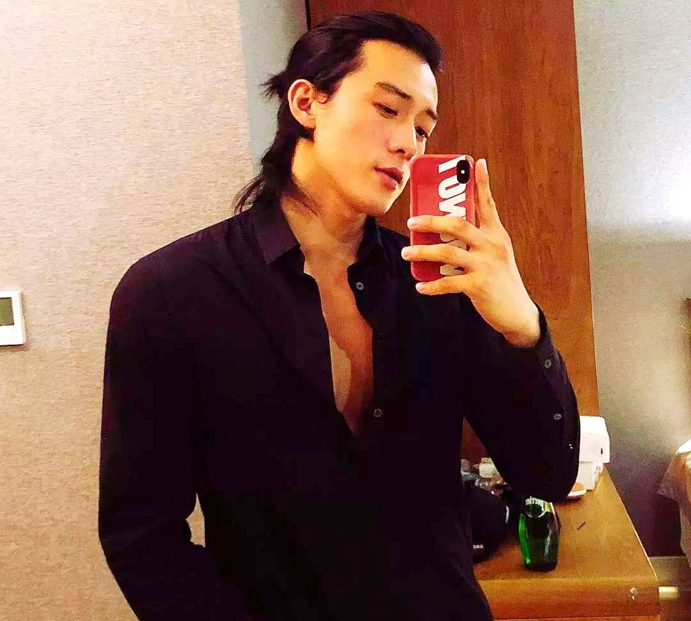 一个喜欢留长头发的男人