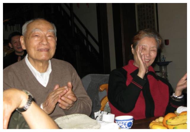 如今的吕齐已经95岁高龄了,希望老人家身体健康.