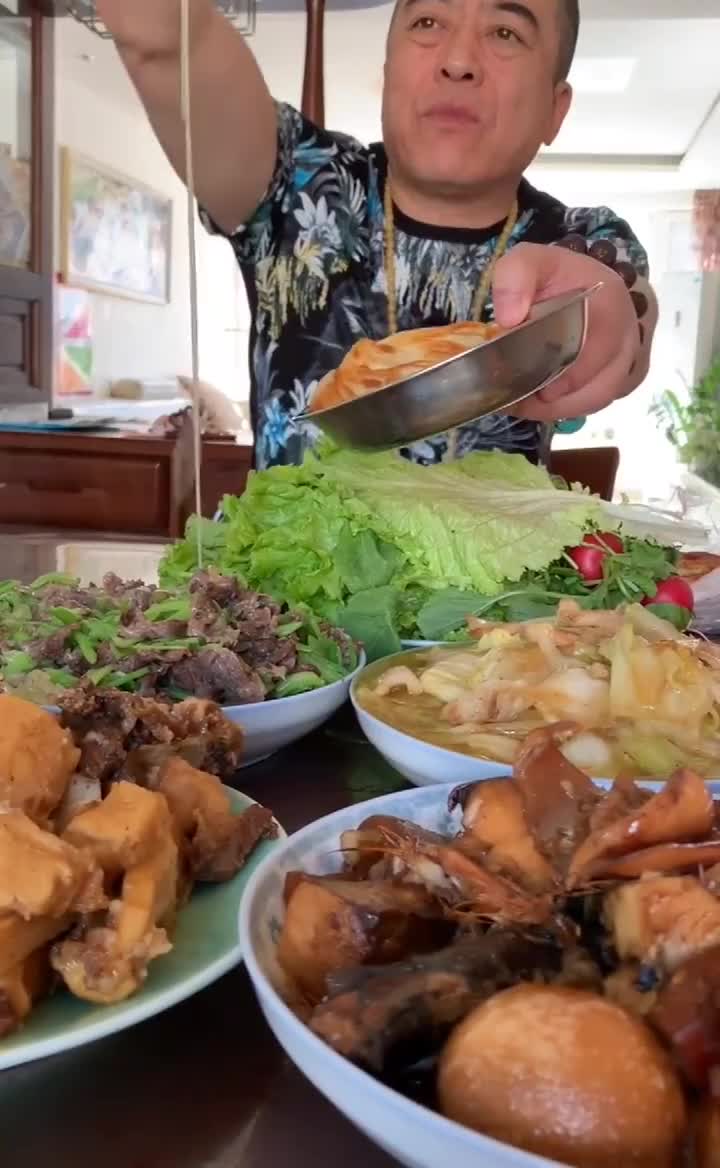 东北大哥吃饭就是不差钱顿顿离不开海鲜大肉网友家里有矿