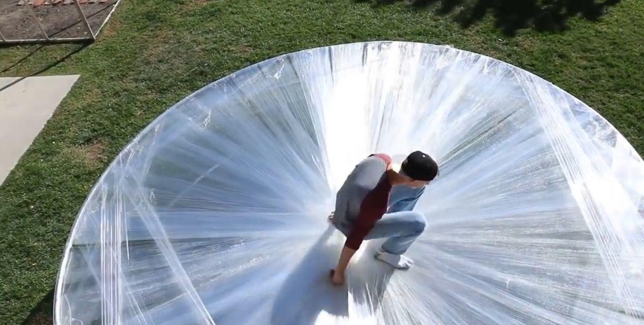 像之前有人拿保鲜膜来缠绕身体, 不过这两个小伙子已经看不上这样的