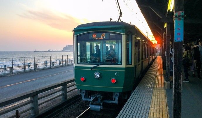 镰仓高校前站灌篮高手片头中最著名的镜头整个动画的标志