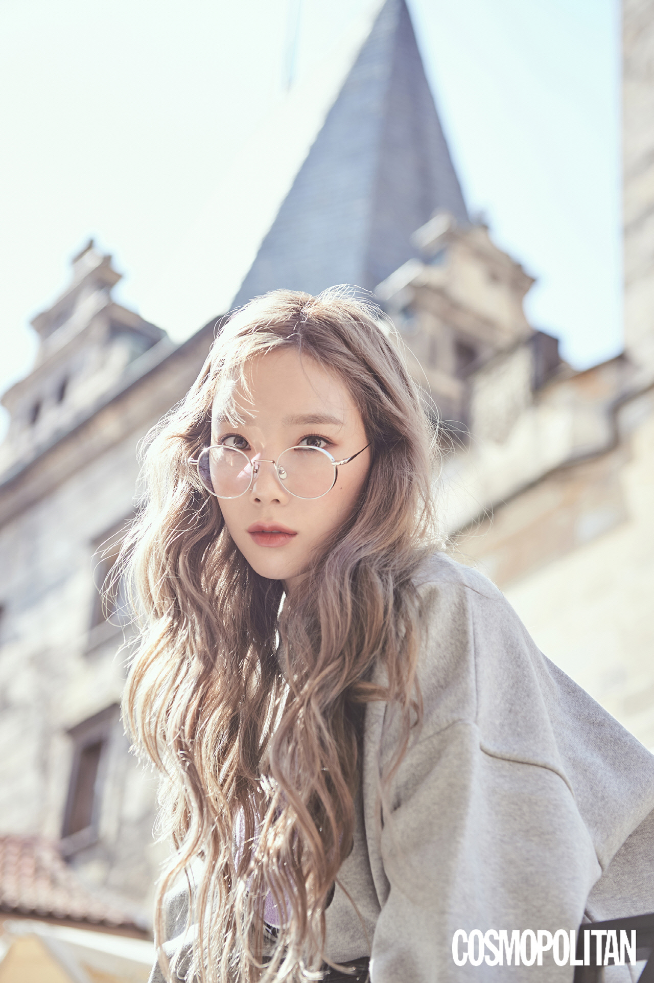 少女时代金泰妍亮相秋季眼镜时尚自然的妆容也能凸显美丽