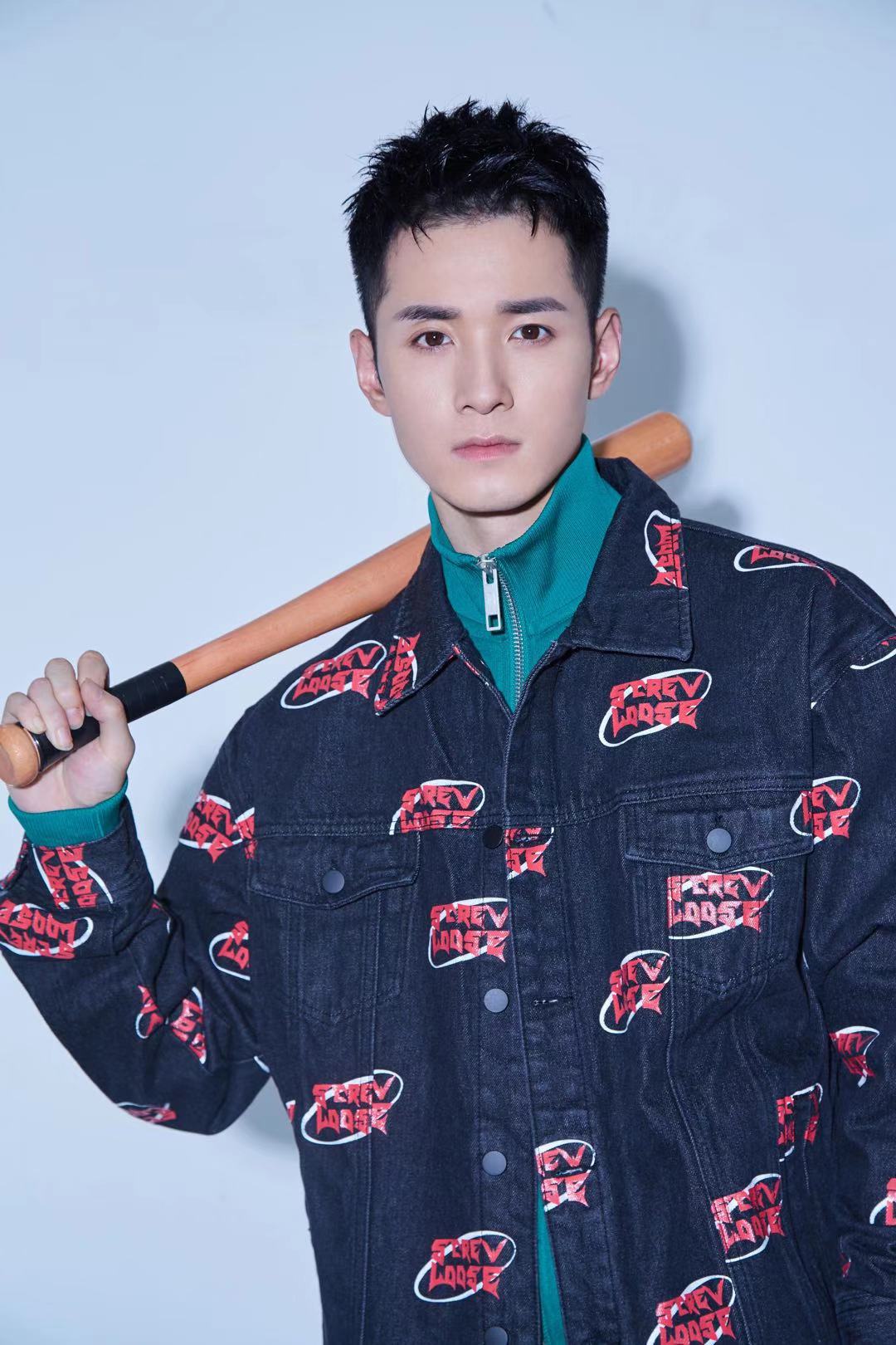 何奉天生日写真曝光 洒脱随性显青春悸动