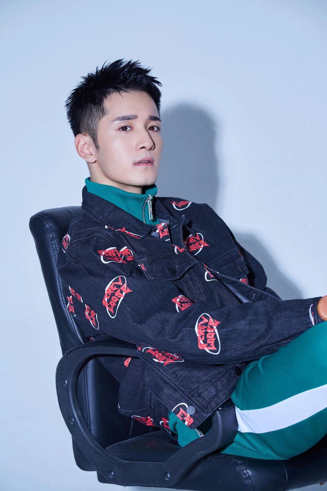 何奉天生日写真曝光洒脱随性显青春悸动