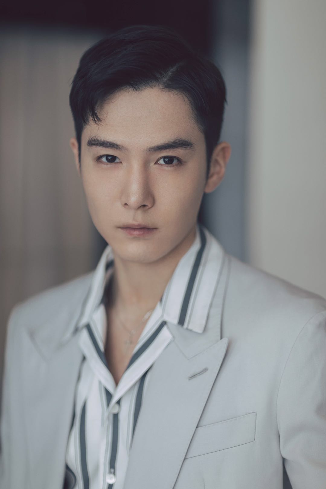 "灰马王子"盛一伦现身贵阳 利落西服演绎早春风尚