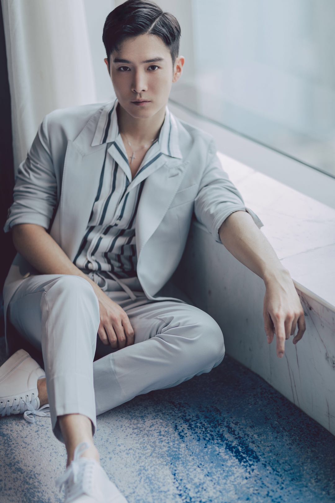 "灰马王子"盛一伦现身贵阳 利落西服演绎早春风尚