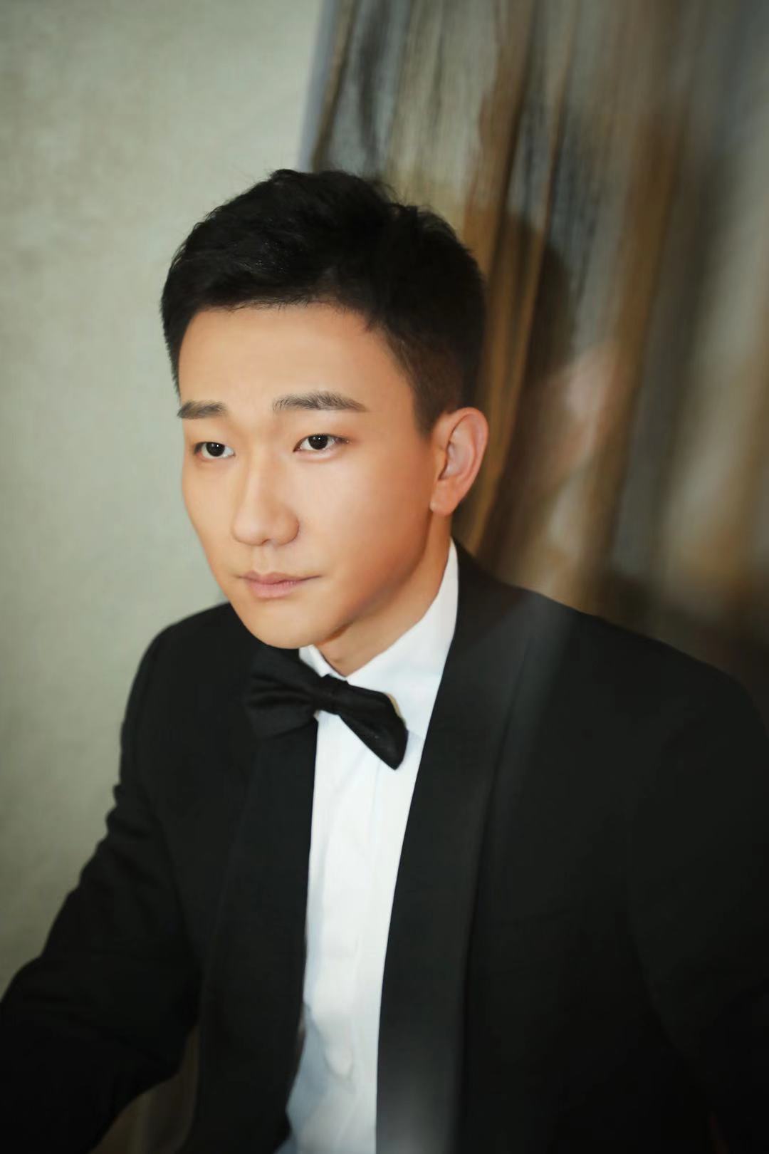 吴昊宸挑战临场演绎 将出演实验话剧《白兔子,红兔子》