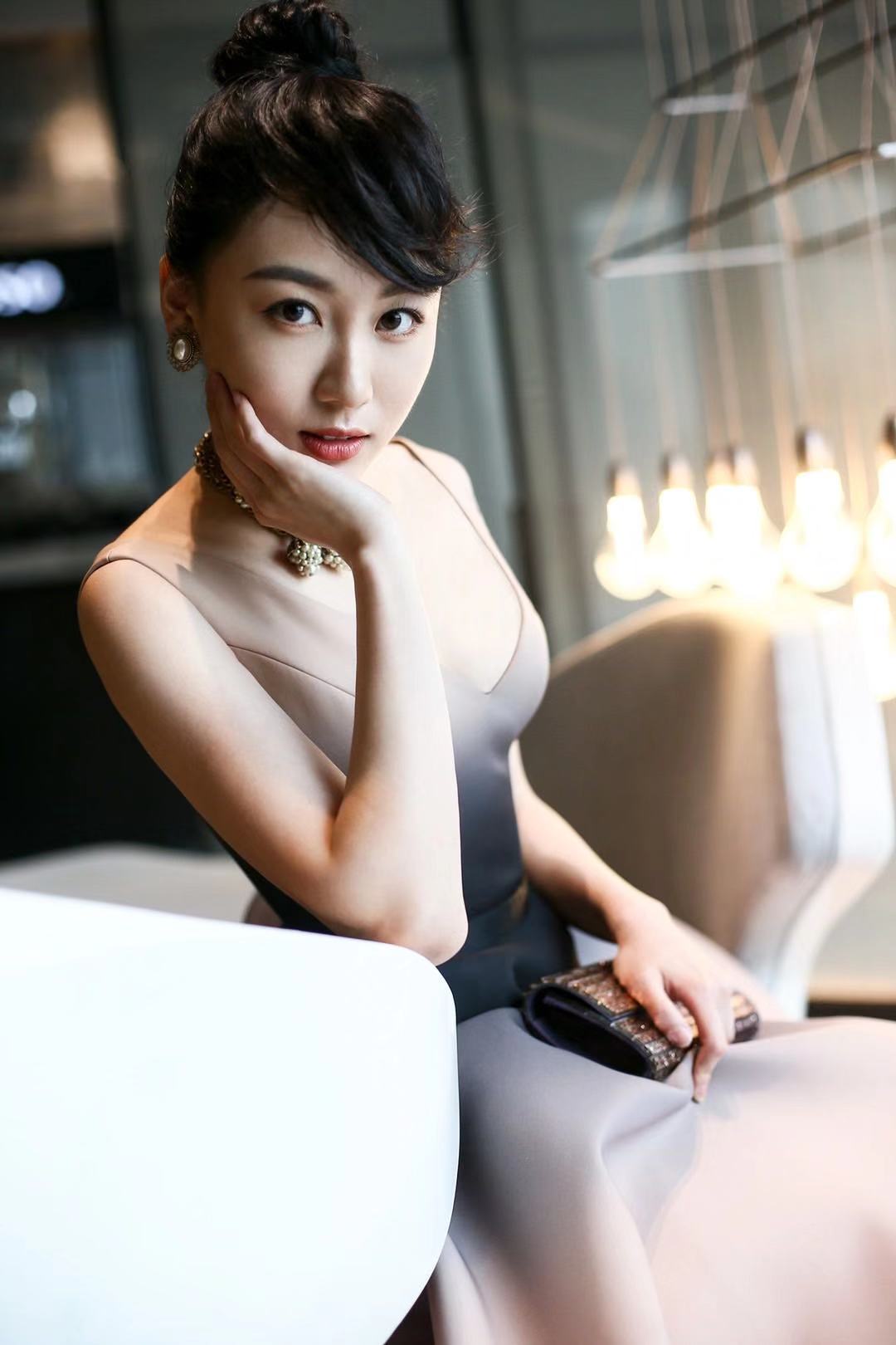 夏恩出席2019芭莎明星慈善夜简约渐变裙装凸显大气