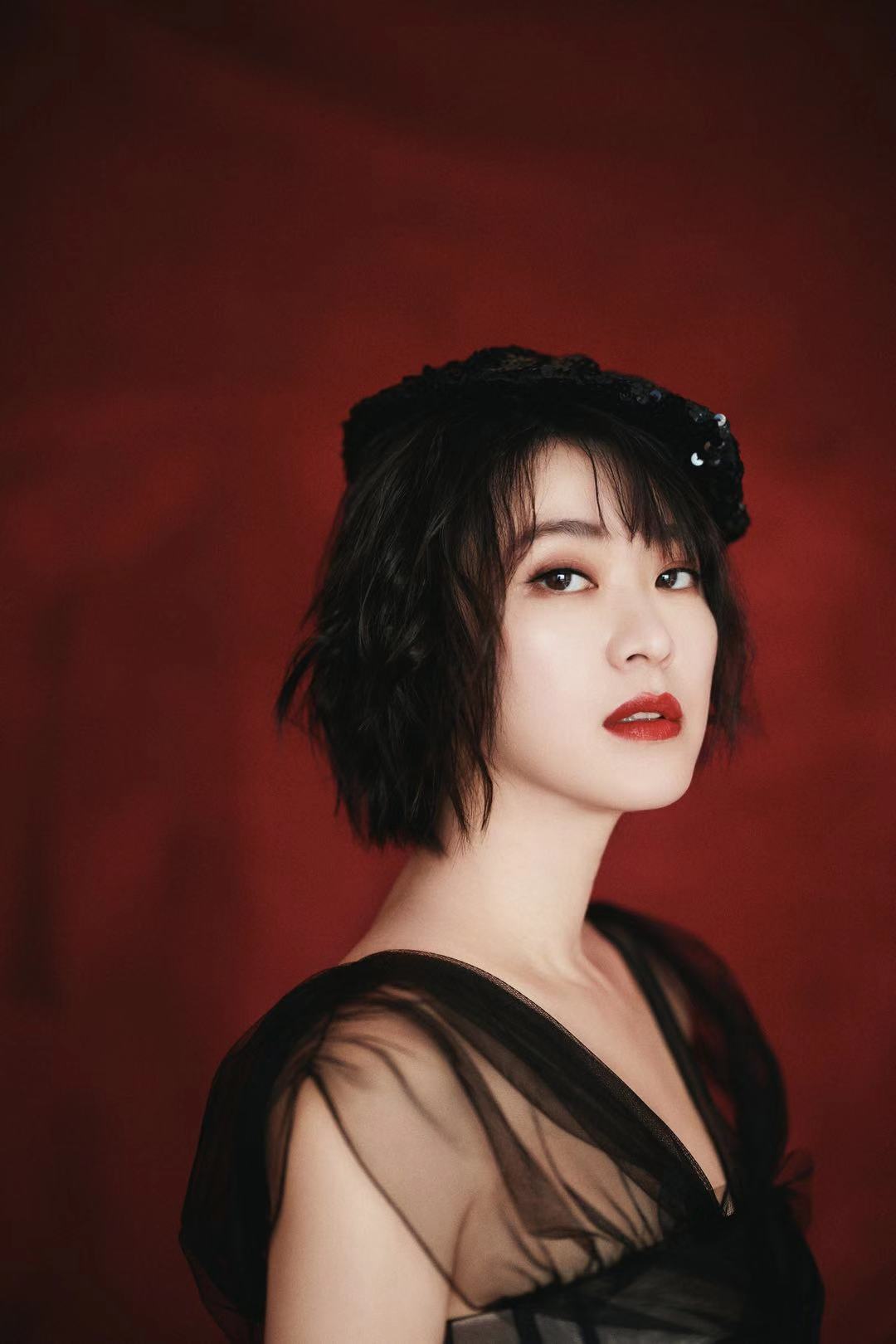 黄璐获年度风尚质感演员大奖薄纱裙搭贝雷帽复古灵动