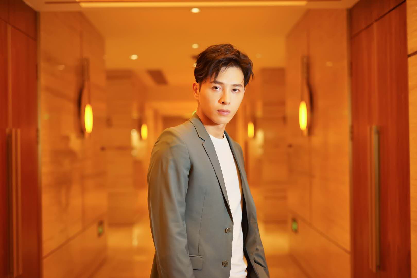 洪尧新剧首曝剧照 弘昼王爷变身it男玩转职场