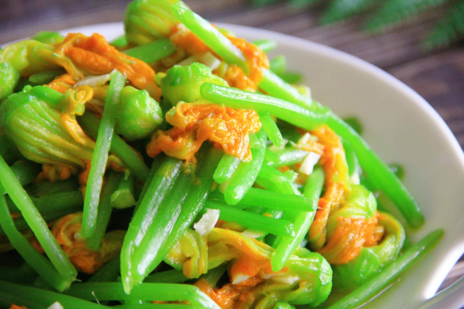 一道味道甘甜,清淡又解腻的蒜蓉炒南瓜花就做好啦以上是好食光厨房做