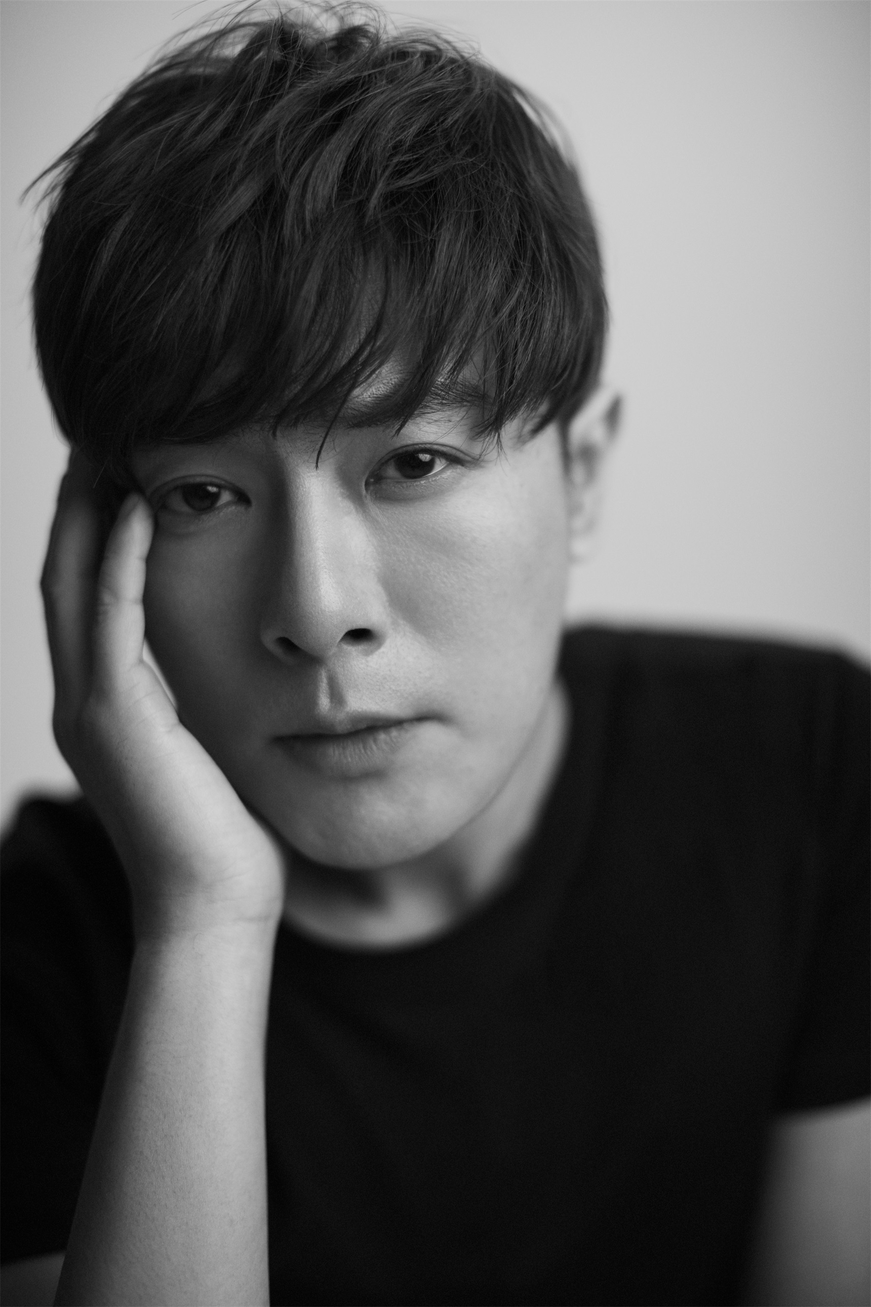 万思维黑t造型曝光 简约文艺彰显本真自我|万思维|简约|质感_新浪新闻