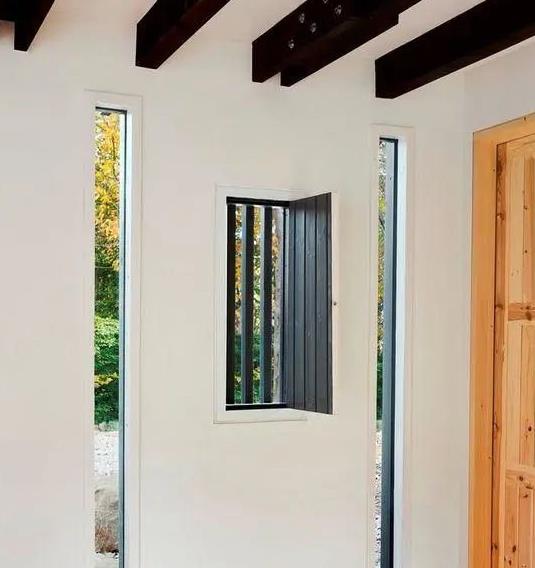 由于数目多,再加上有一定的高度,所以总面积还是不小的,如果这种窗户