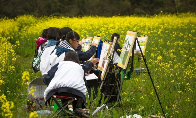 实拍婺源写生的美术生,涂彩田野山间,作画青石古巷,你去过吗
