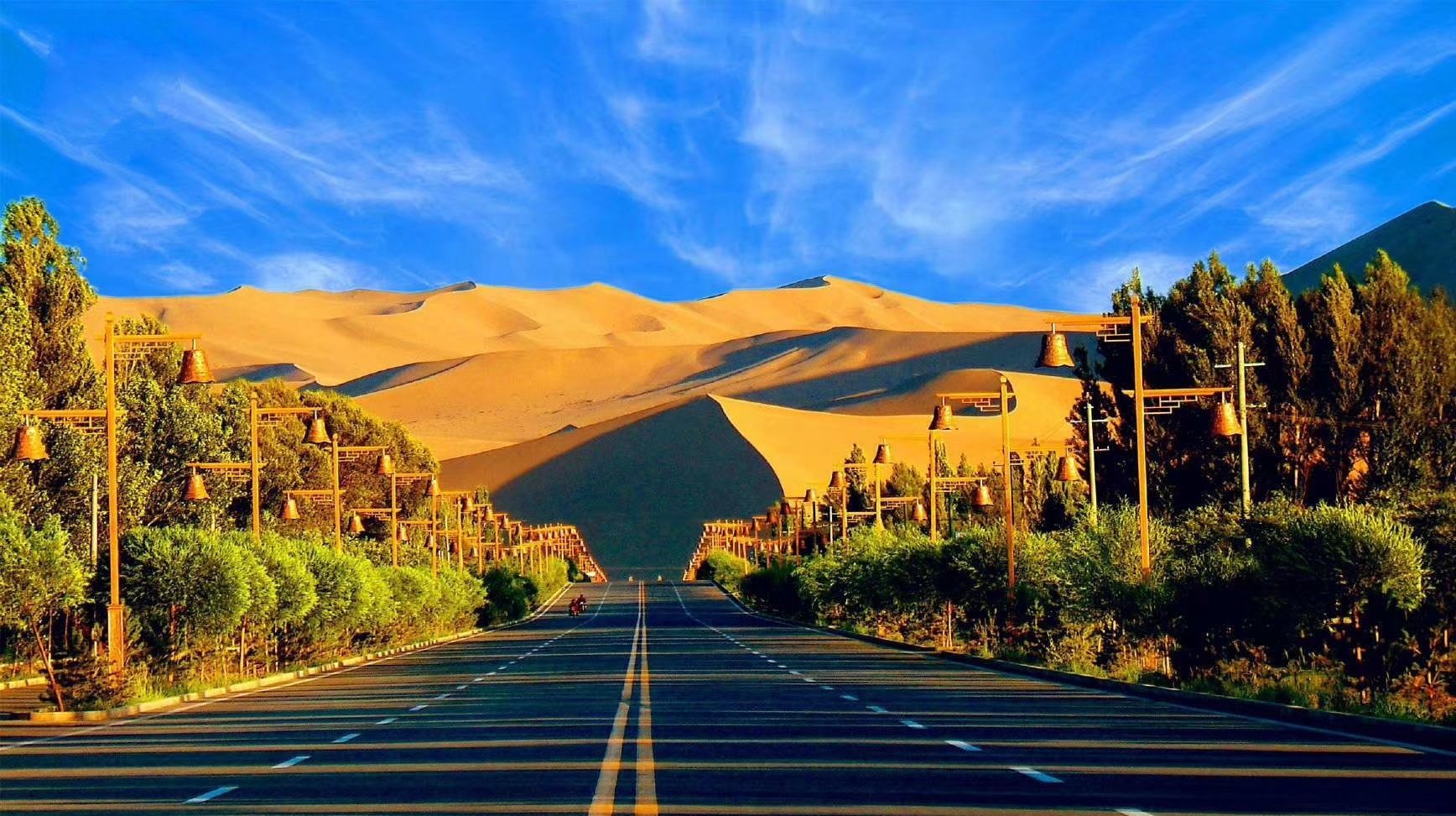 沙漠奇观鸣沙山月牙泉