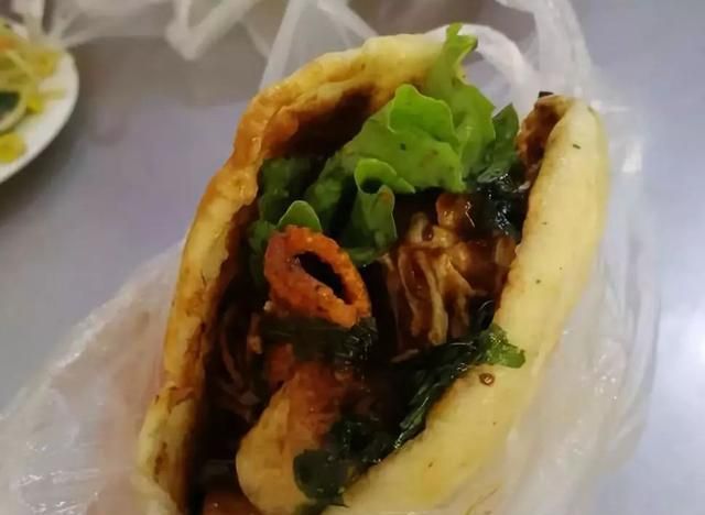 菜焙子是发面饼内夹油炸过的新鲜蔬菜.