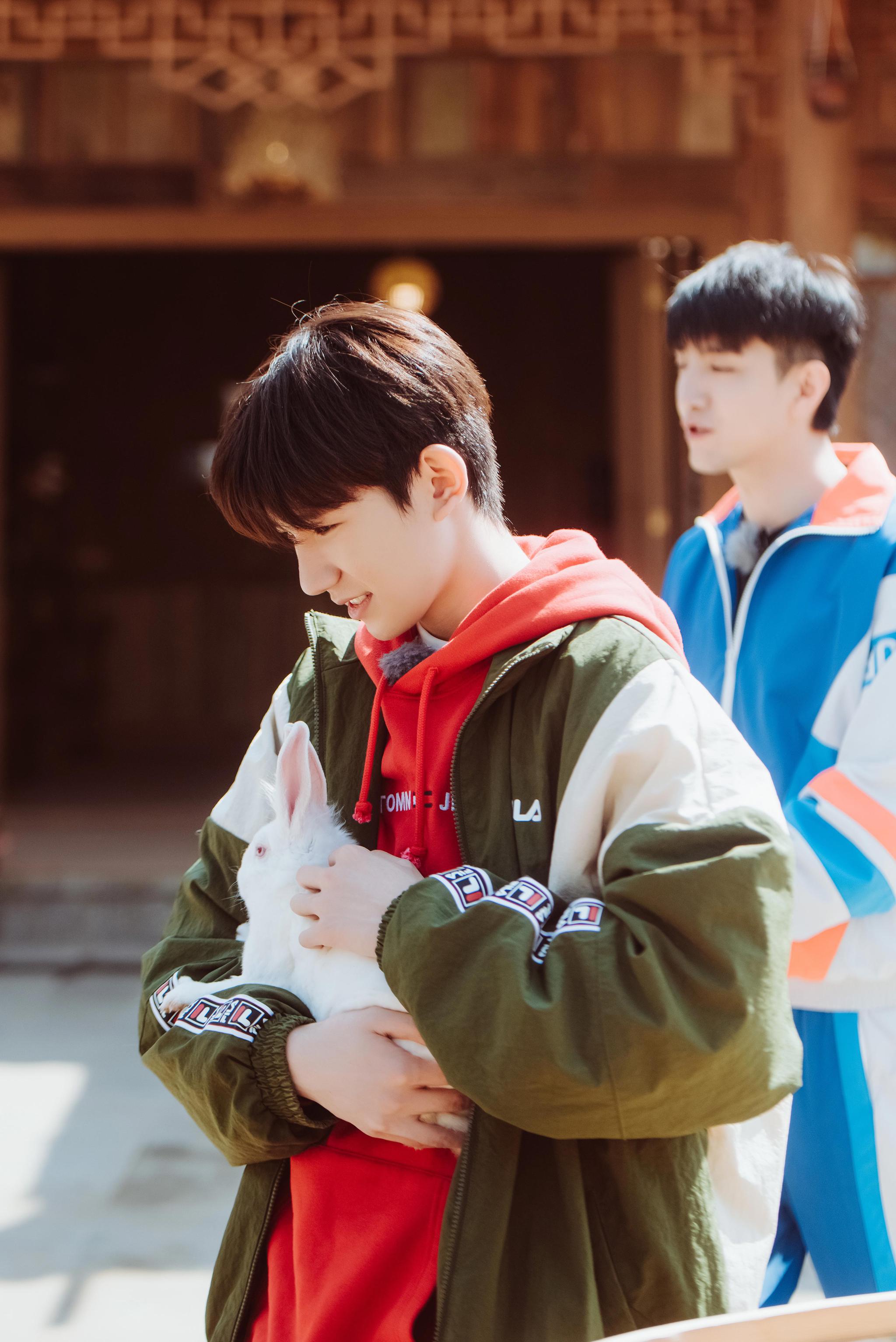 《哈哈农夫》王源成"动物管饲养员" 与小兔子暖萌互动