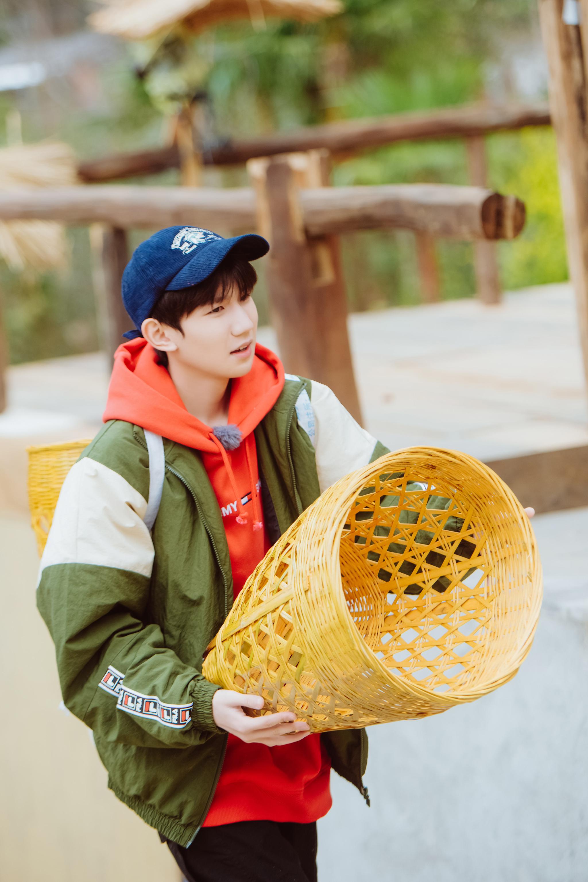 《哈哈农夫》王源成"动物管饲养员" 与小兔子暖萌互动