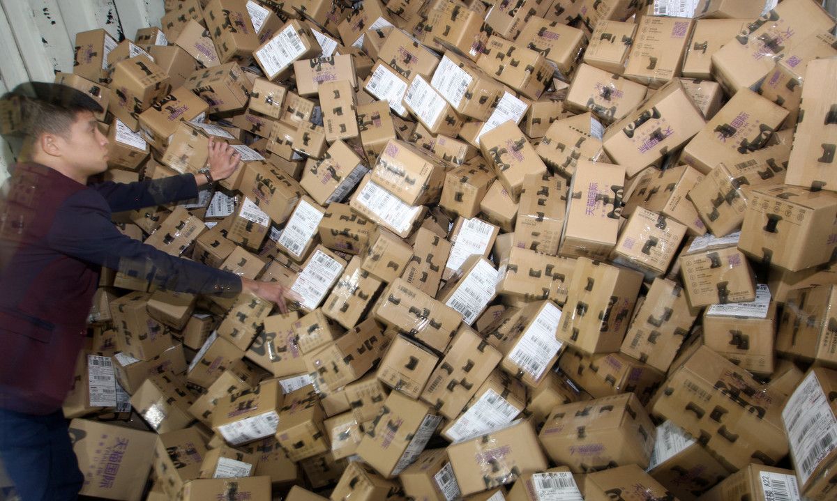 熟悉的双十一购物节熟悉的街头熟悉的快递小哥熟悉的爆仓