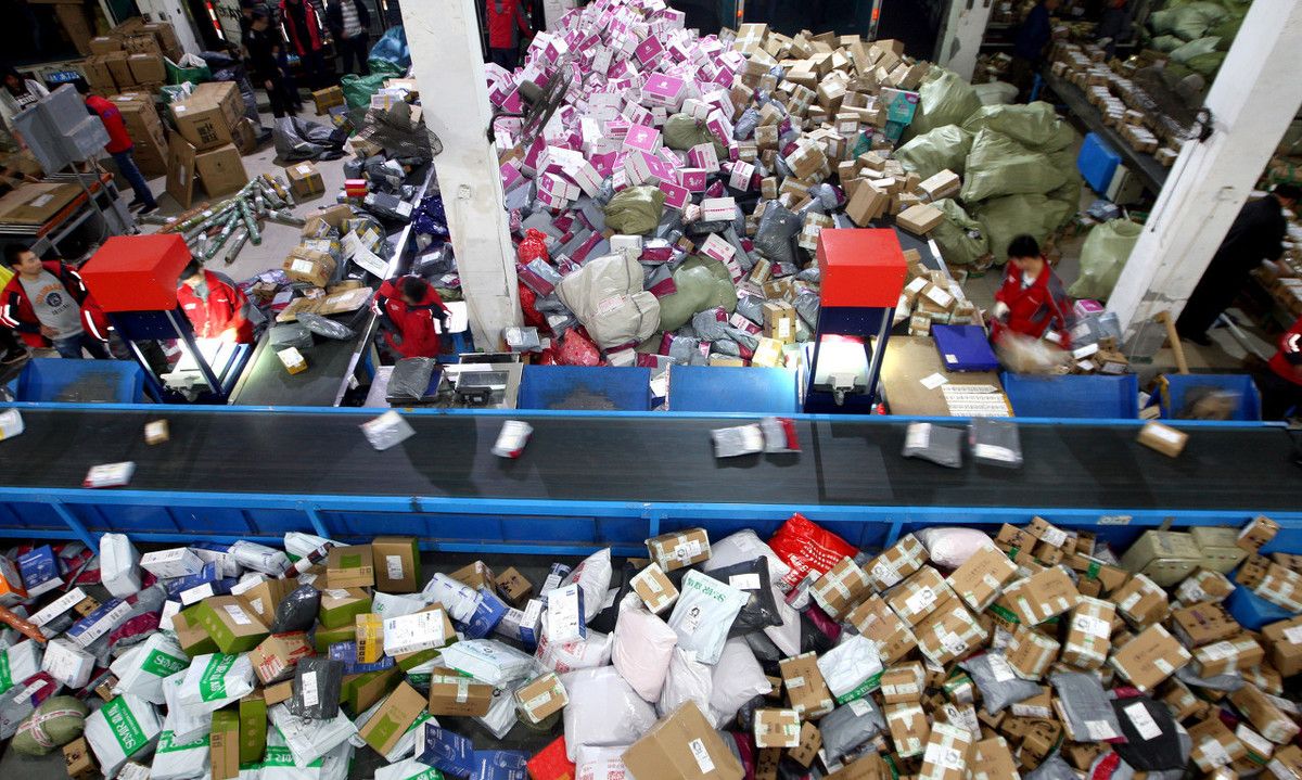 熟悉的双十一购物节熟悉的街头熟悉的快递小哥熟悉的爆仓