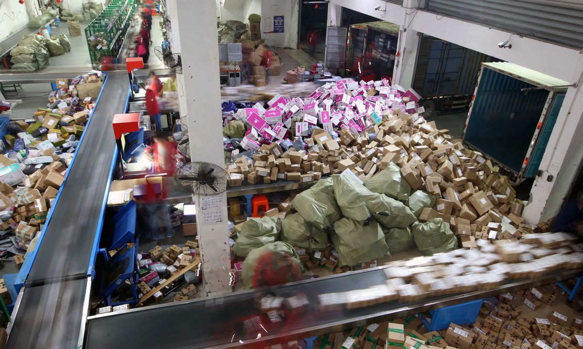 熟悉的双十一购物节熟悉的街头熟悉的快递小哥熟悉的爆仓