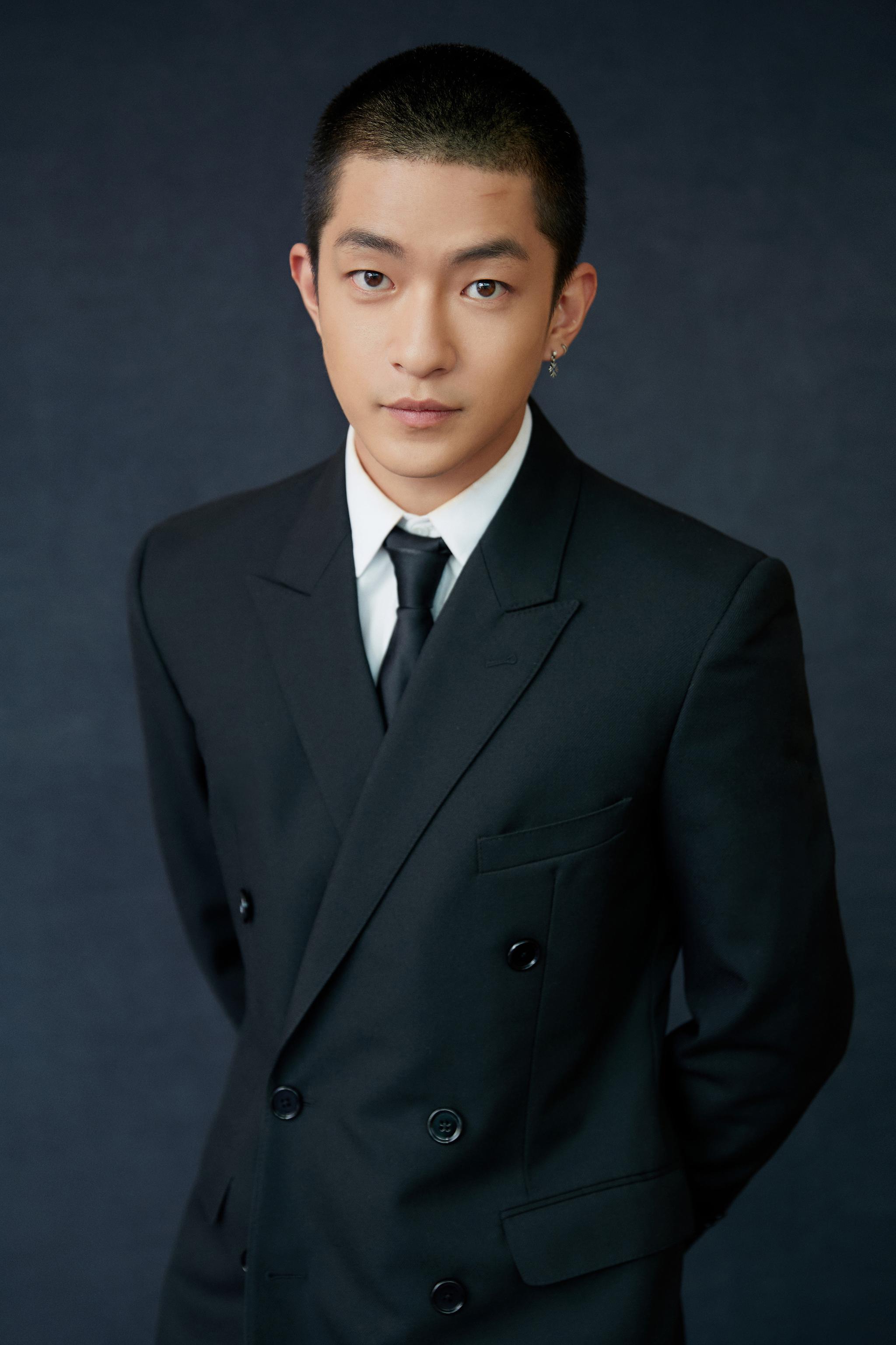 屈楚萧寸头西装超a亮相斩获年度新锐演员