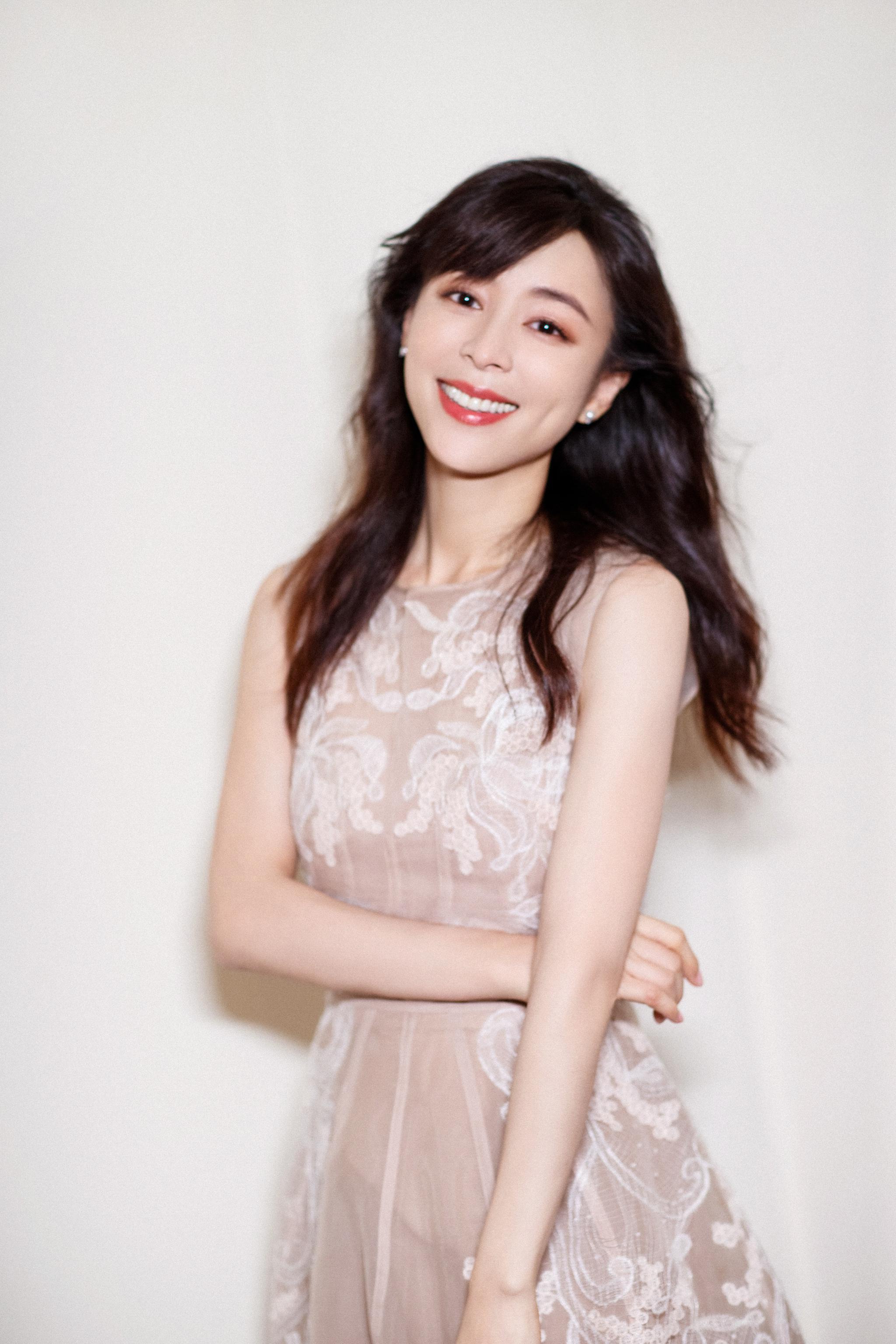 活动现场张静初除了与大家一起见证开年新品的发布以外,还与大家一同