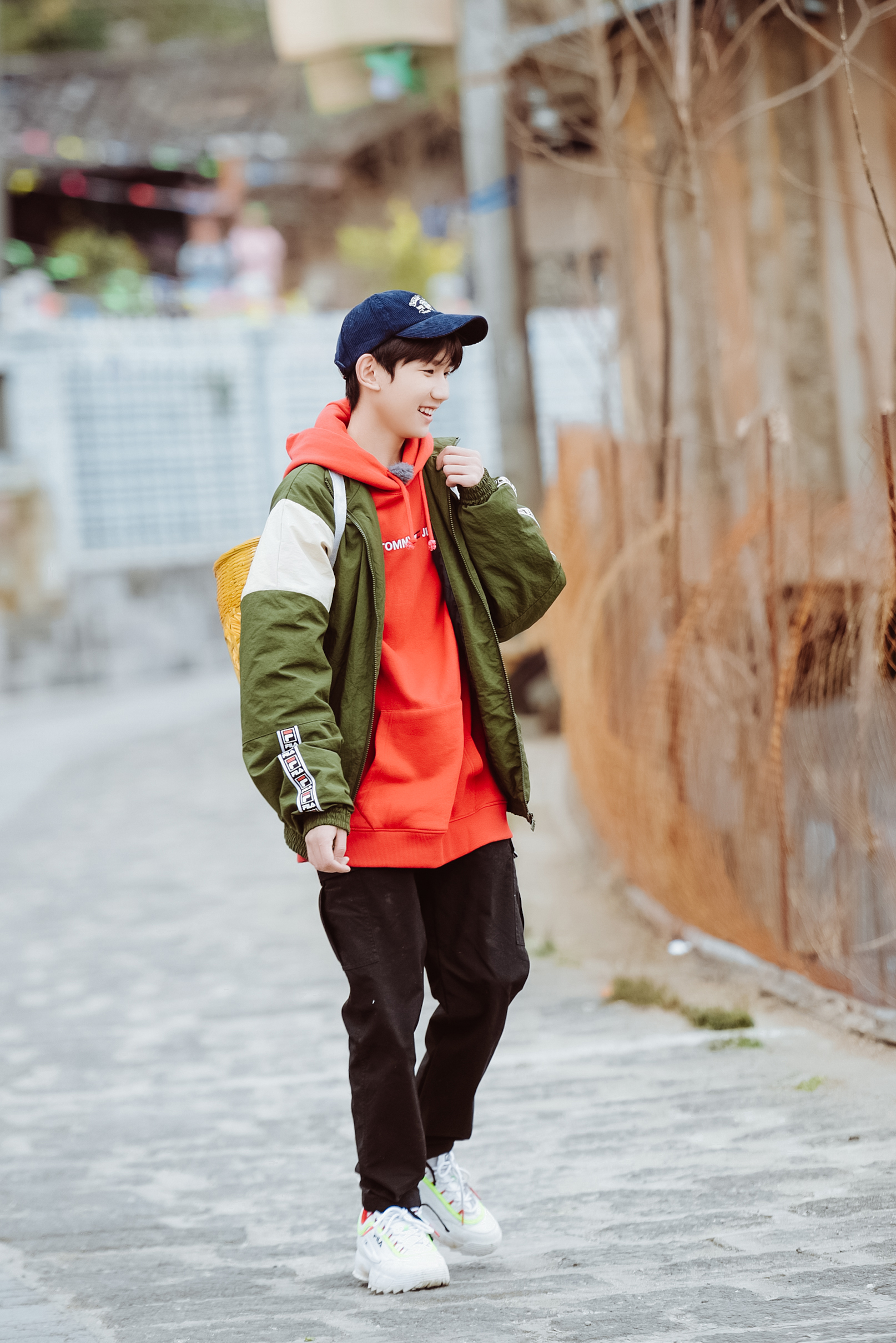 《哈哈农夫》王源成"动物管饲养员" 与小兔子暖萌互动