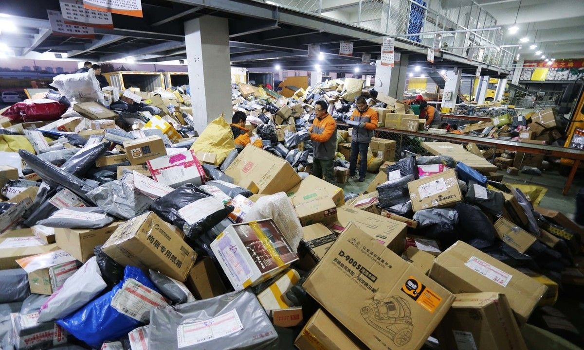 熟悉的双十一购物节熟悉的街头熟悉的快递小哥熟悉的爆仓