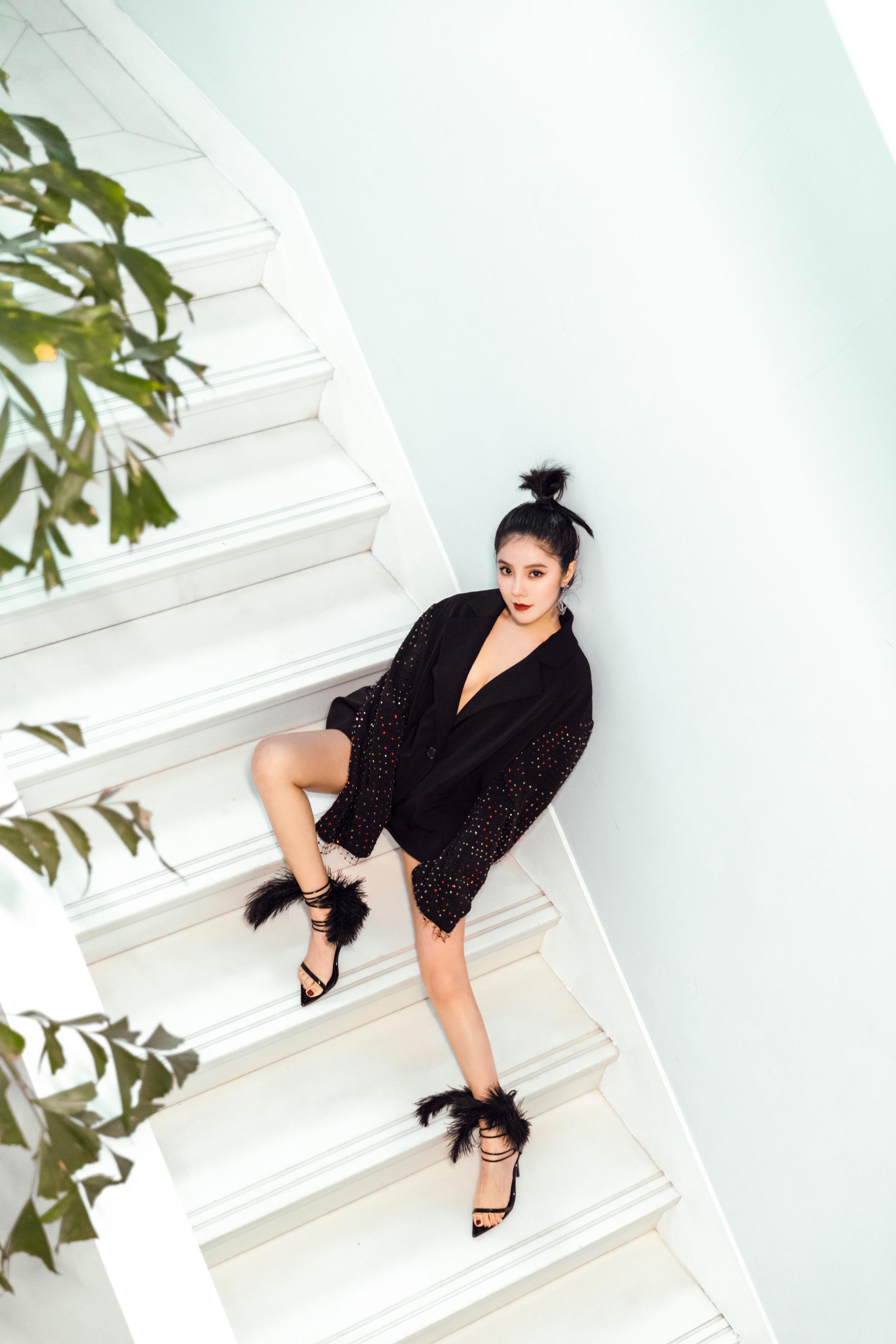 深v西装真空上阵!赵奕欢现身芭莎男士盛典诠释性感不俗