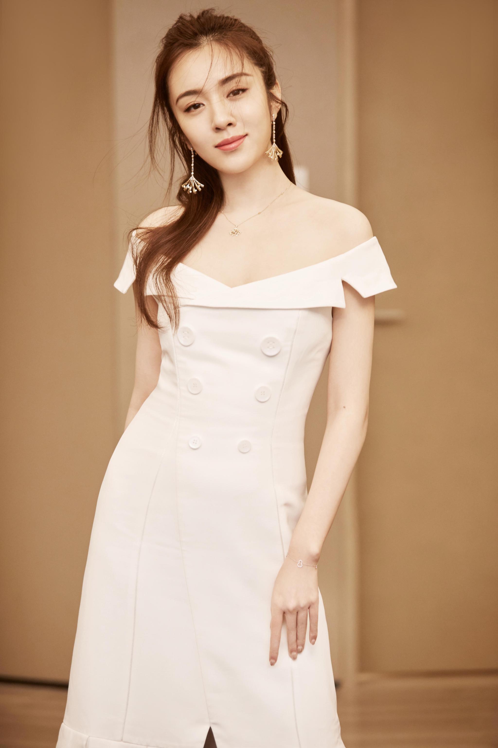 活动当晚,王晓晨一袭梨白色一字肩礼服,优雅别致,耳间"拭尘系列"的