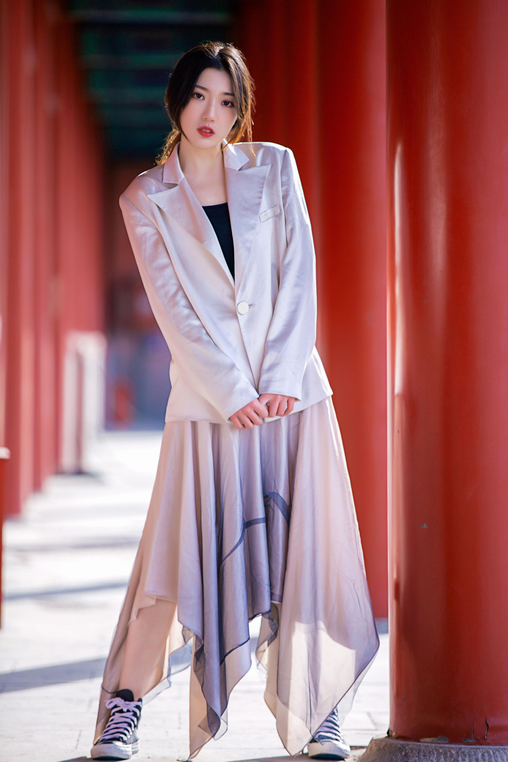 演员王薇街拍强势打卡故宫热潮红黄琉璃瓦间彰显时尚气质