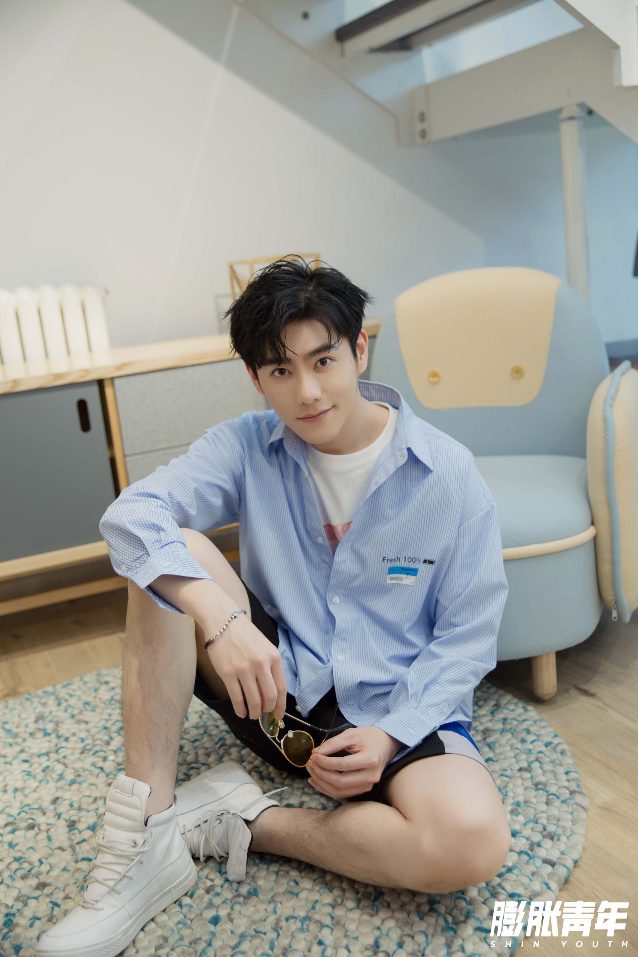李程彬消暑大片曝光 身穿清新蓝衬衫化身梦幻学长