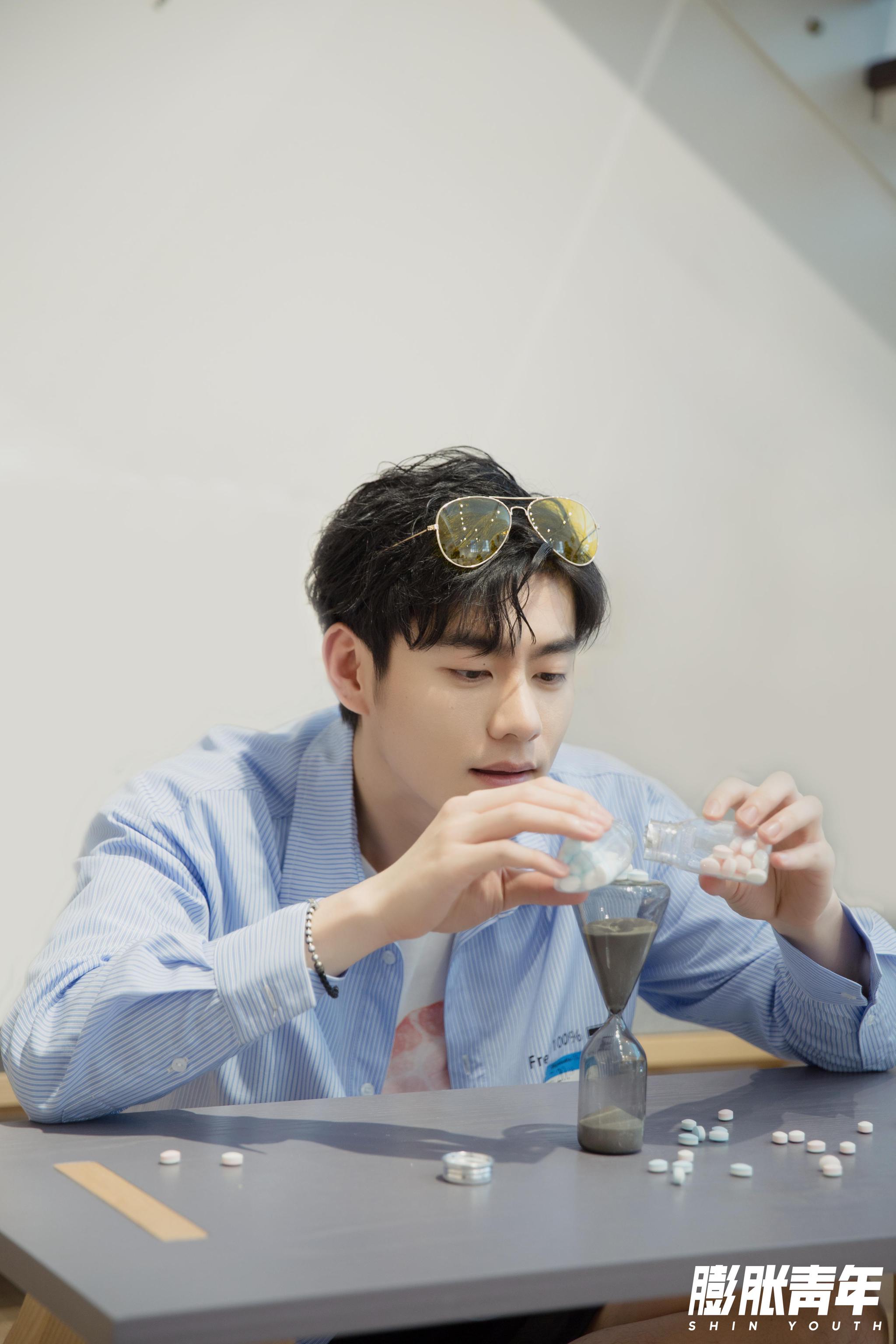 李程彬消暑大片曝光 身穿清新蓝衬衫化身梦幻学长