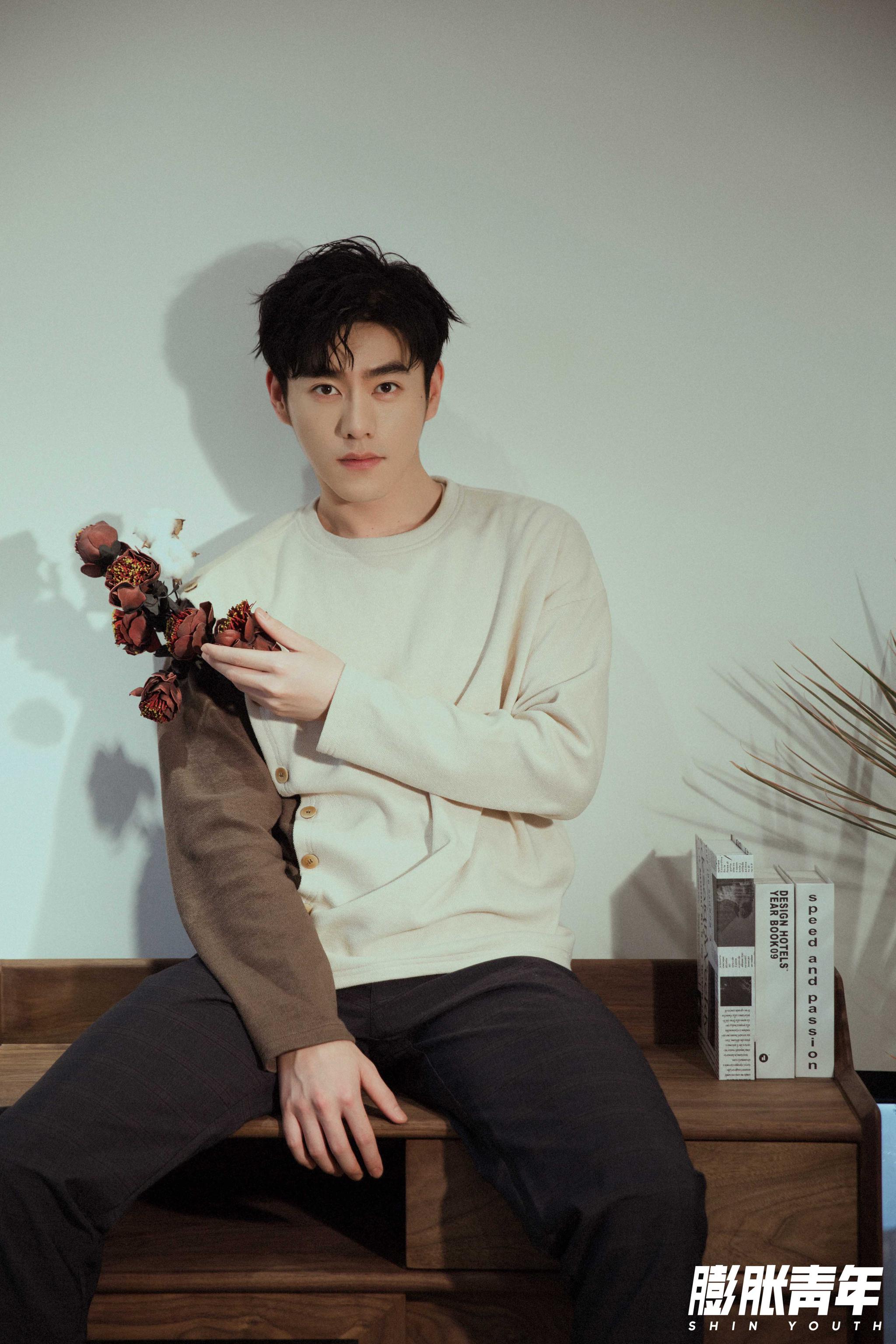 李程彬消暑大片曝光 身穿清新蓝衬衫化身梦幻学长