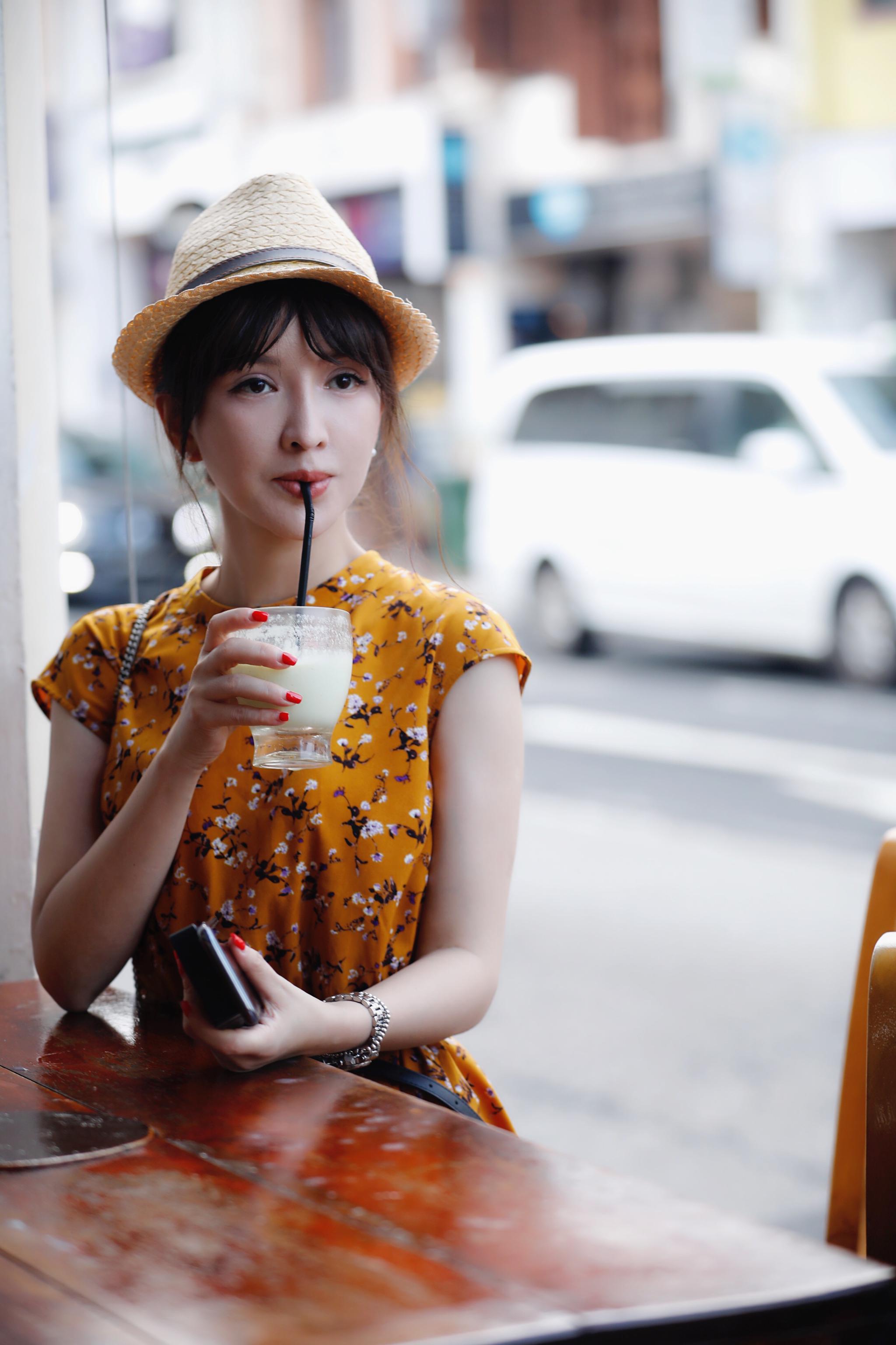 班嘉佳新加坡街拍写真曝光惬意随性尽显异国风情