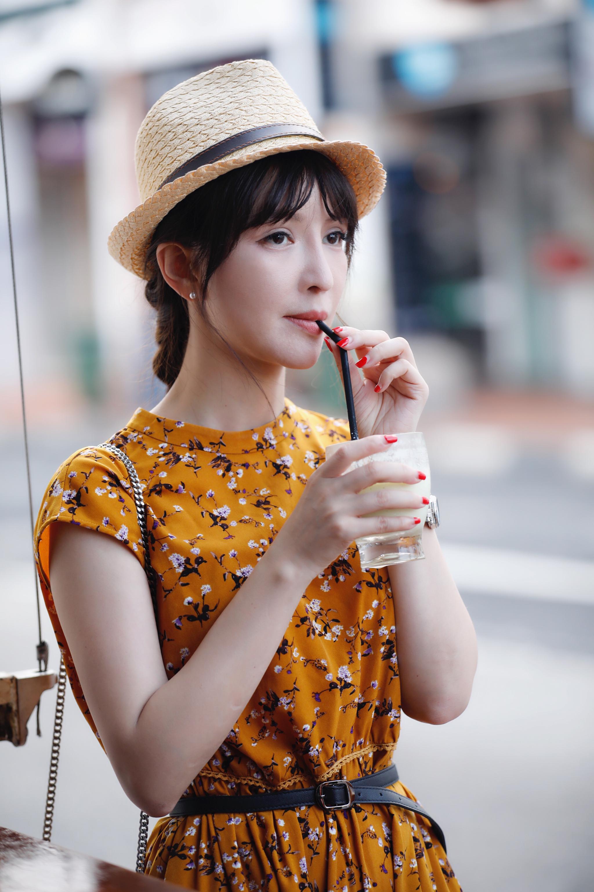 班嘉佳新加坡街拍写真曝光惬意随性尽显异国风情