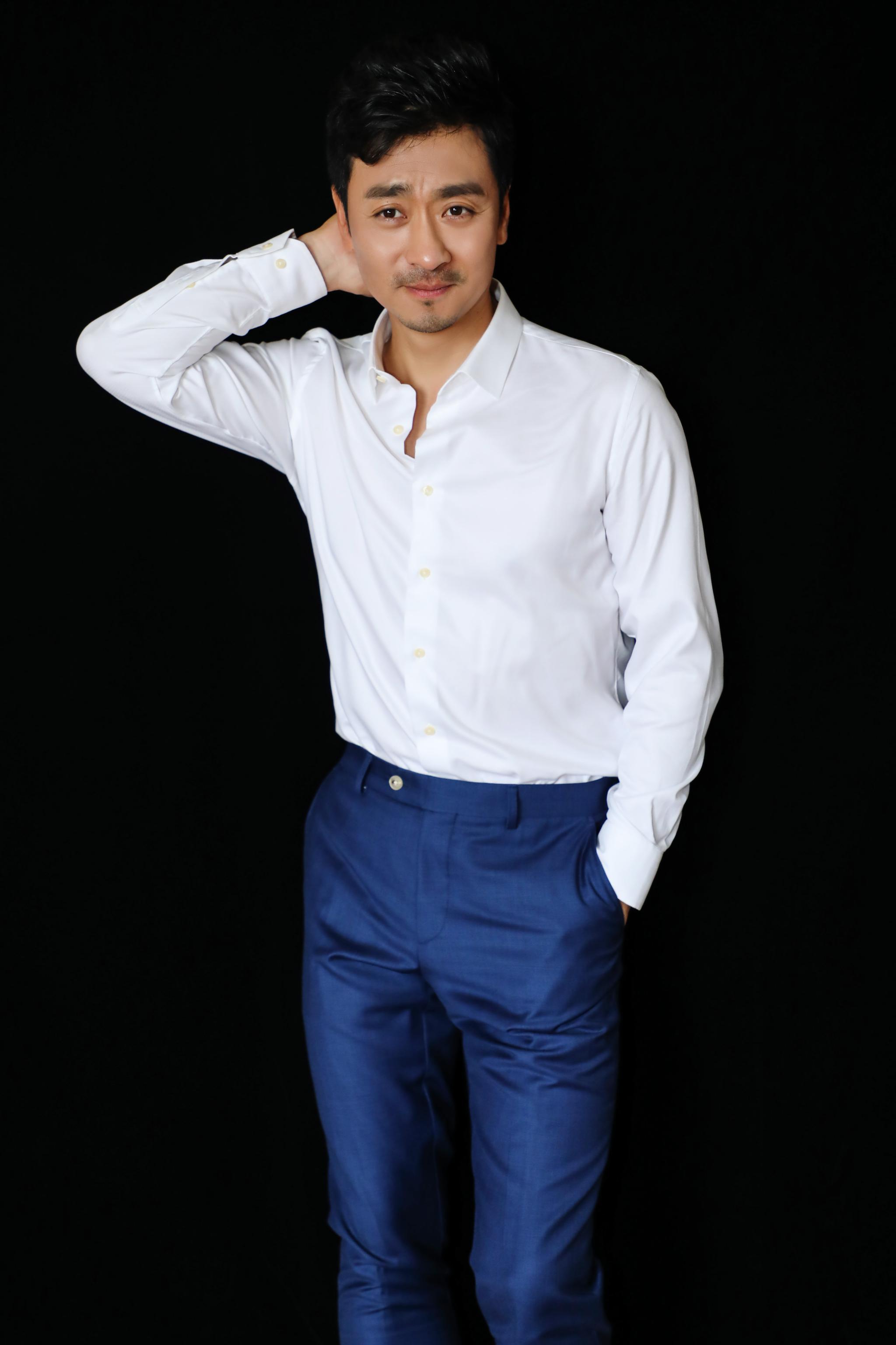 黄俊鹏写真曝光演绎初秋温暖与优雅