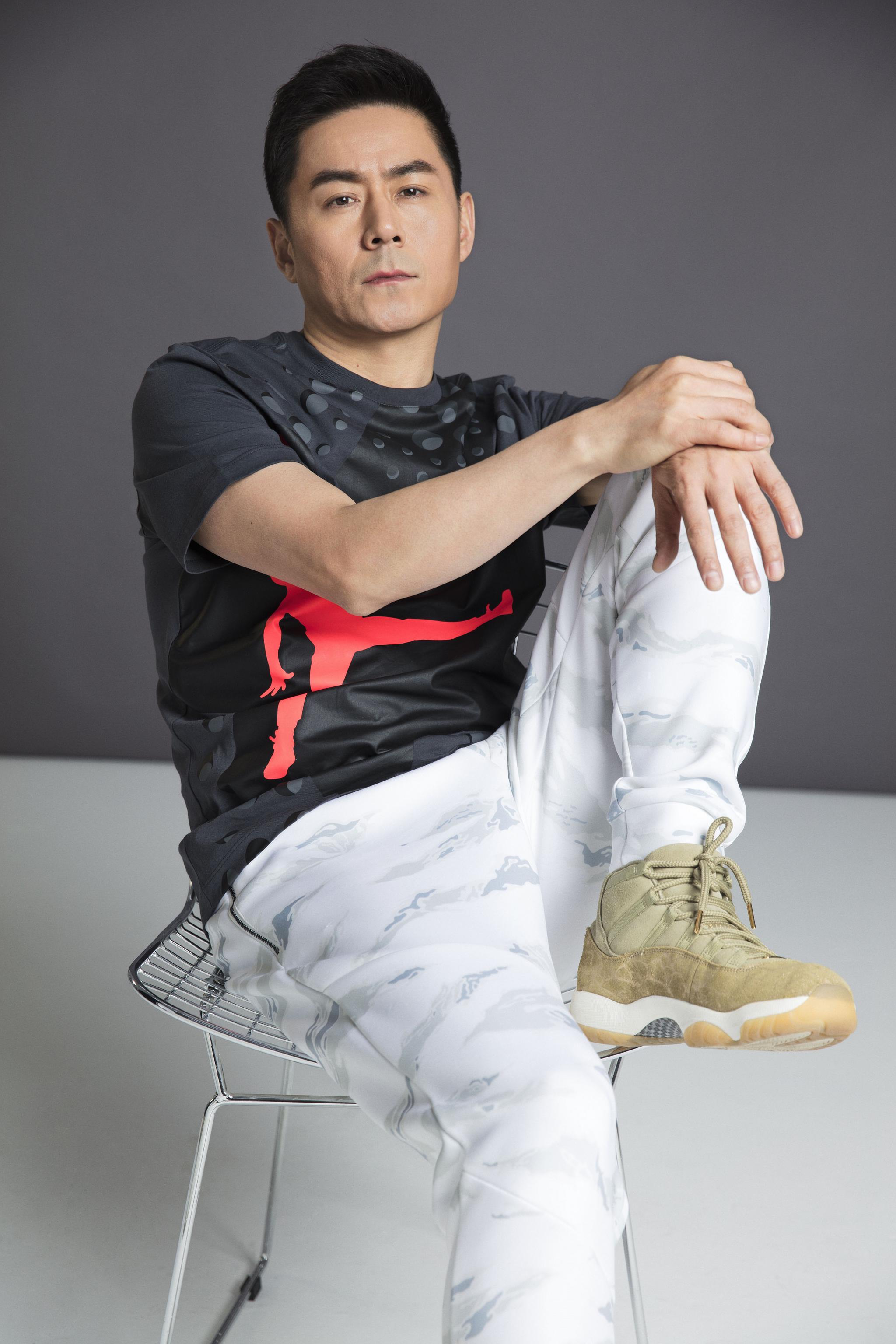 今日,演员常铖曝光了一组秋日运动写真,利落偏分短发,一身运动休闲穿