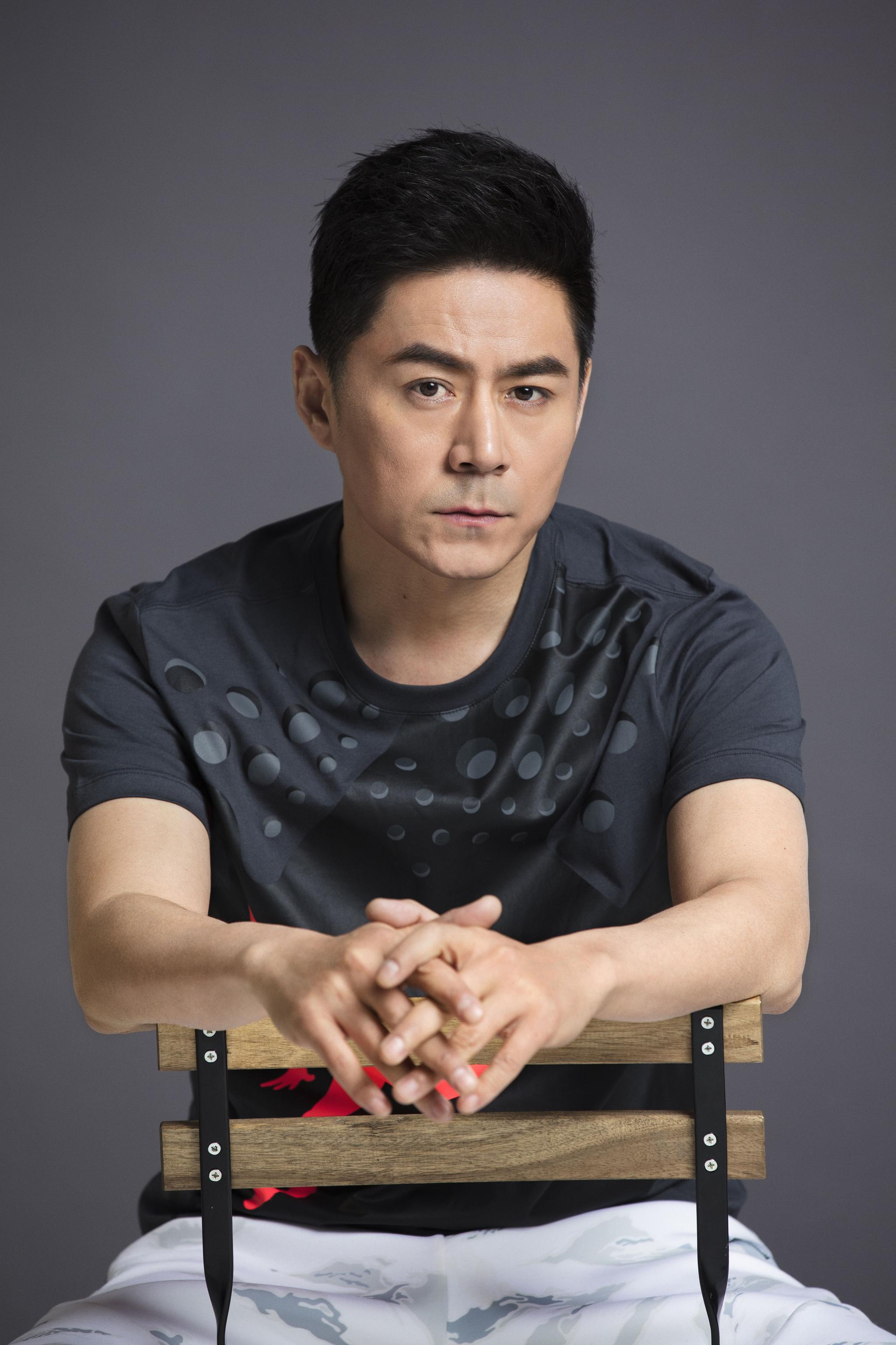 今日,演员常铖曝光了一组秋日运动写真,利落偏分短发,一身运动休闲穿