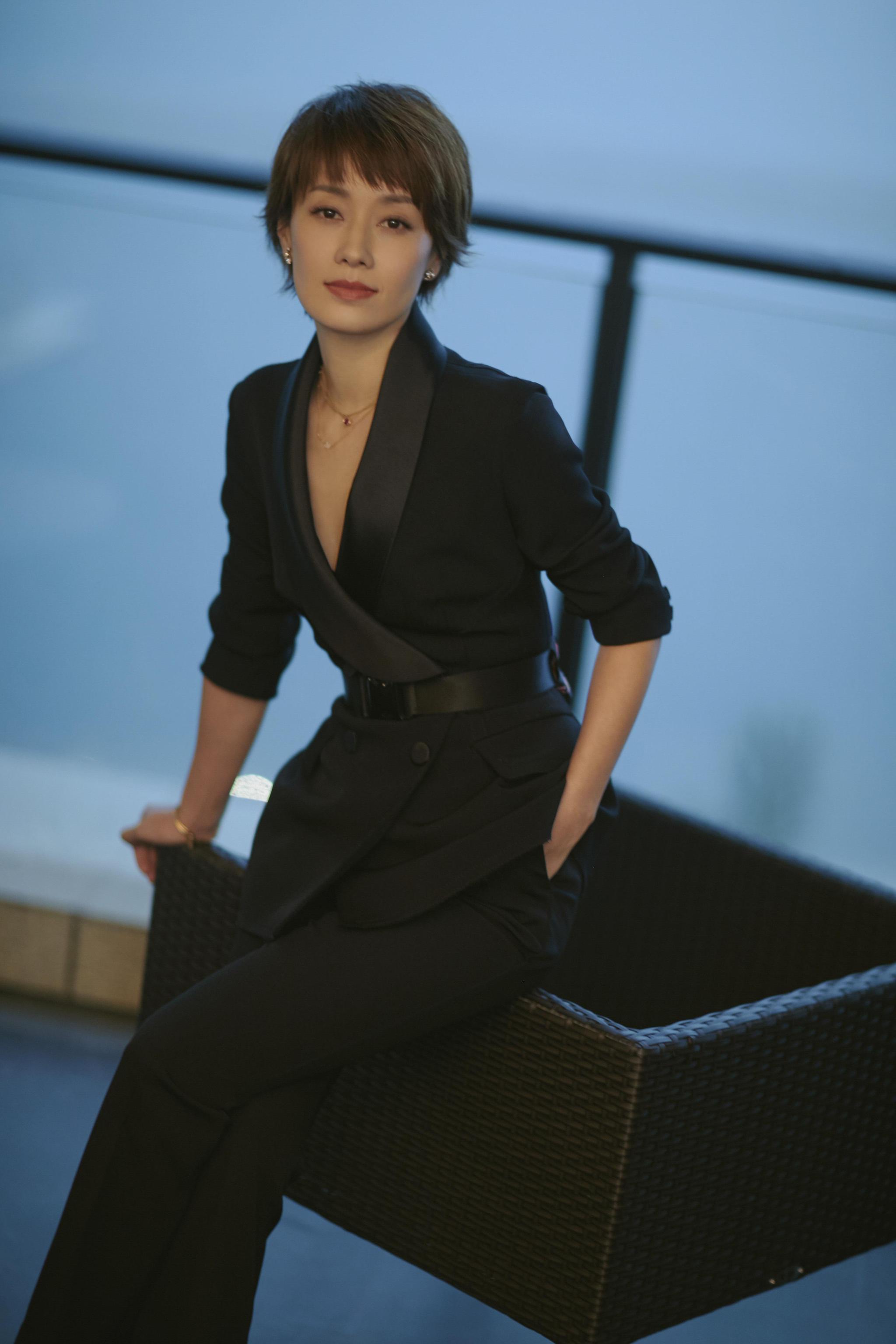 马伊琍新恋情?与保剑锋聚餐时搂肩嬉笑,两人真实关系被扒出