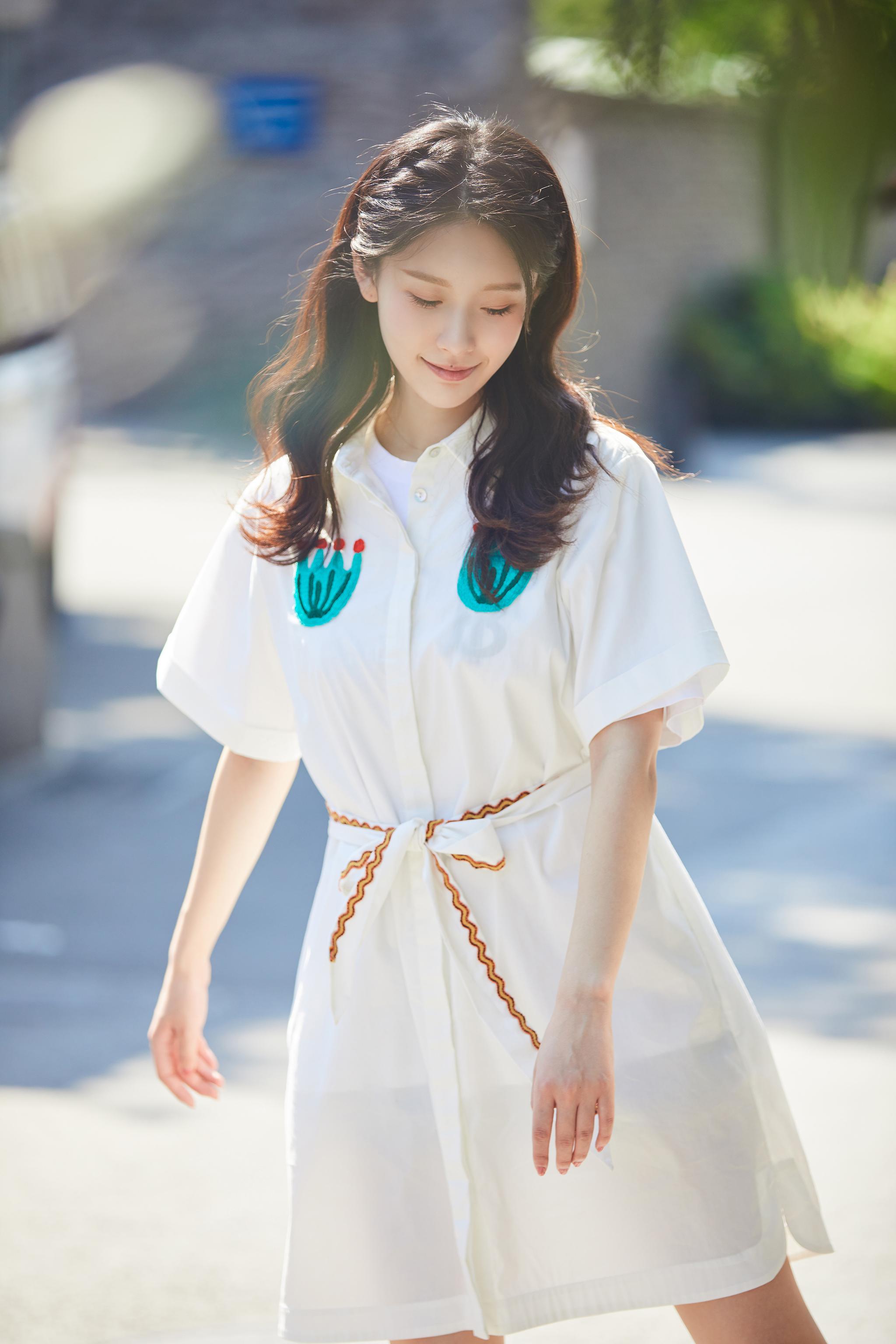 王子璇最新写真青春洋溢 白色衬衫裙清纯灵动