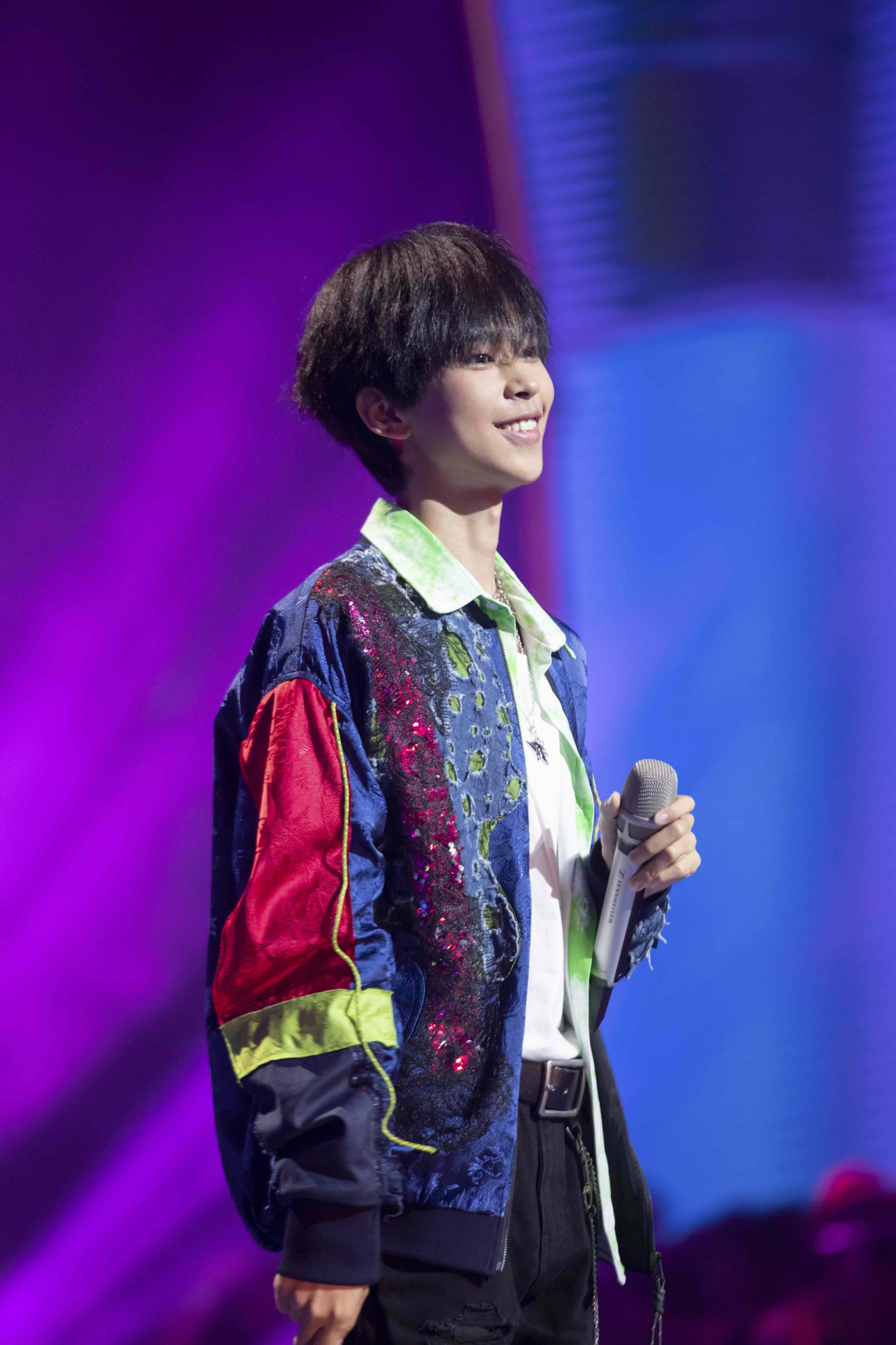 斯外戈成《嗨唱转起来》嗨唱歌手 与谢娜对唱情歌引大张伟调侃