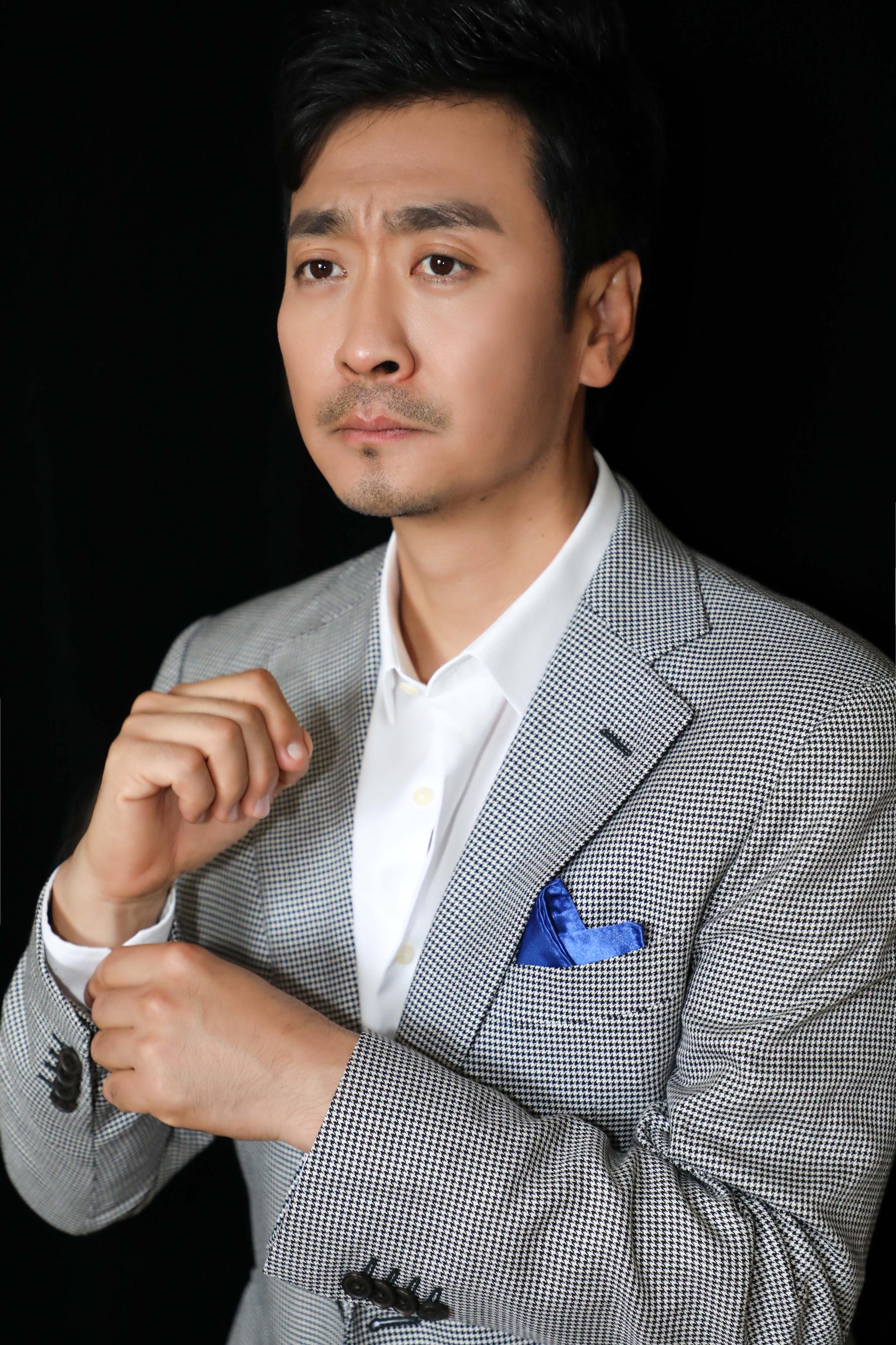 黄俊鹏曝光最新写真干练有型魅力十足