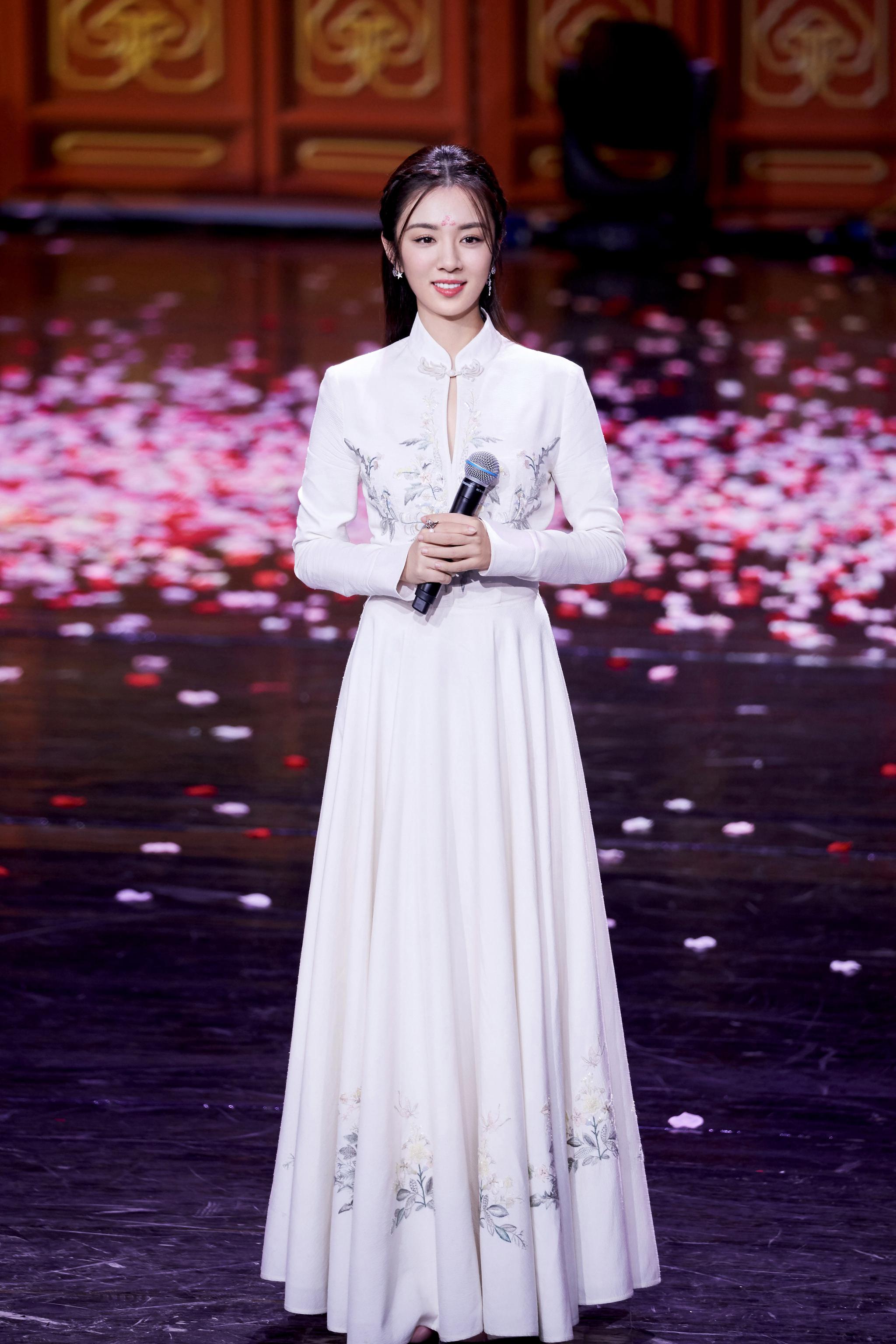 王晓晨再登跨界舞台 演唱《梨花颂》惊艳现场