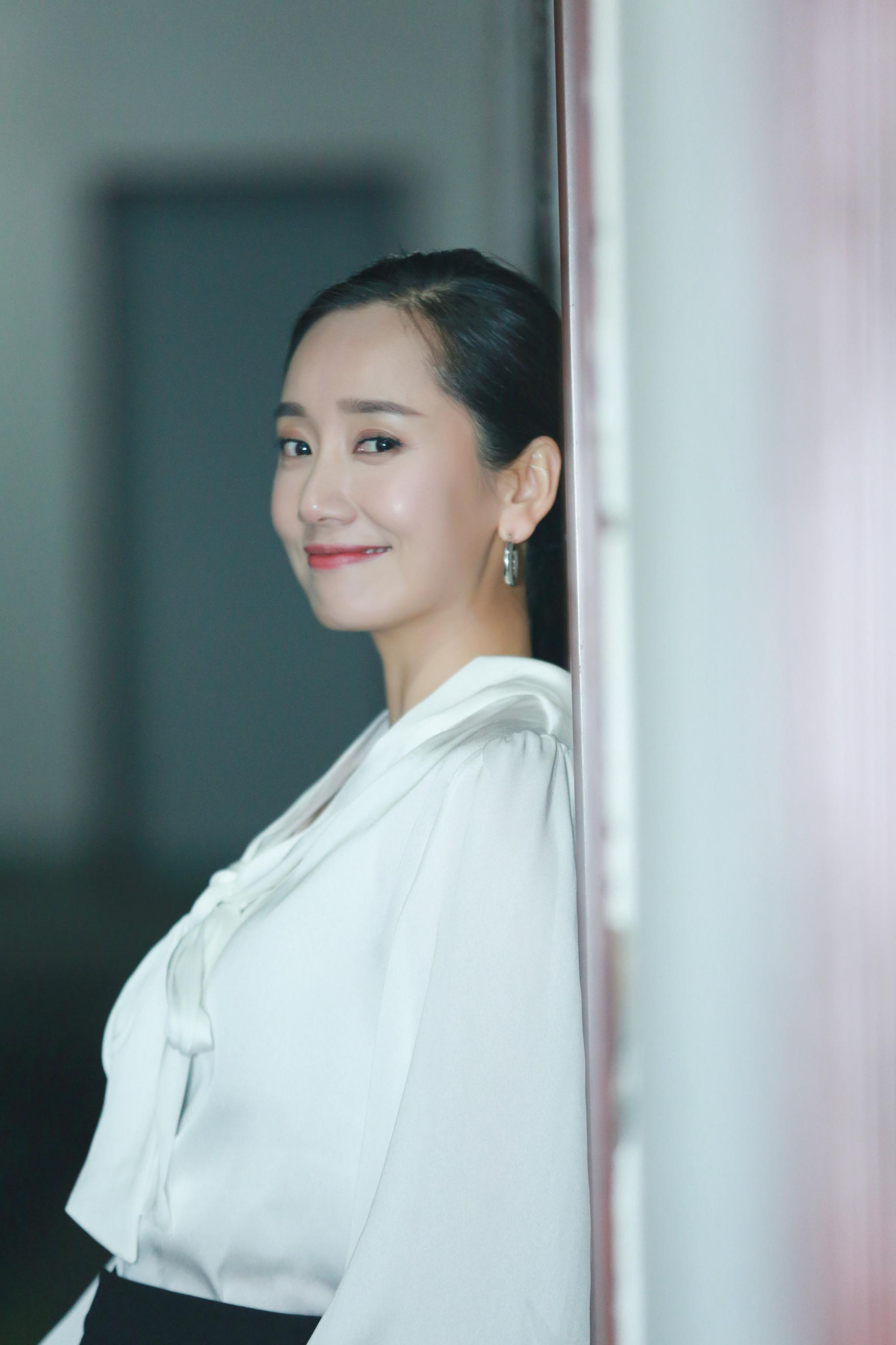 董晴亮相电影周致敬幕后英雄 知性优雅熟女感十足