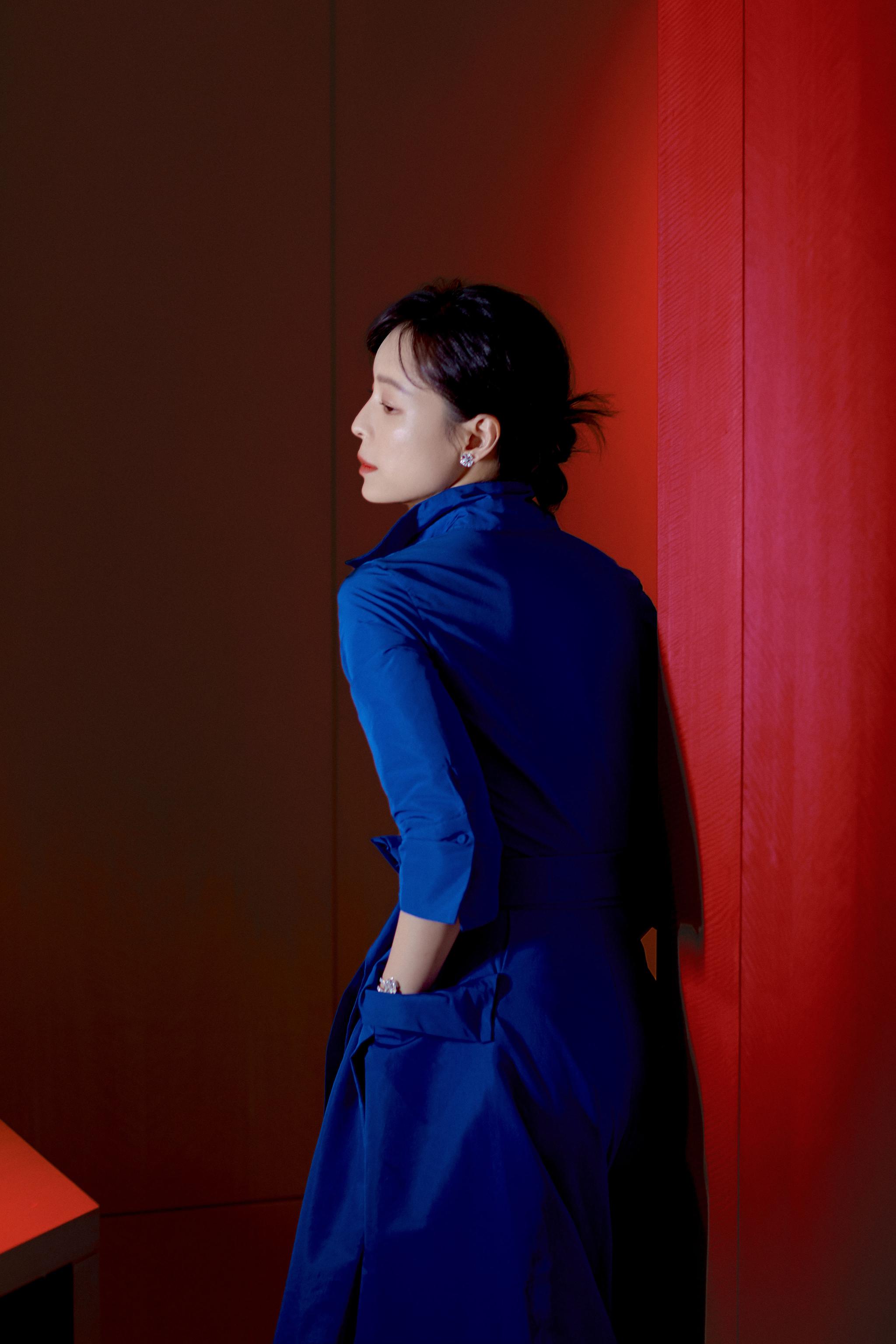 张静初出席国潮盛典 干练时尚荣获国潮演技派大奖