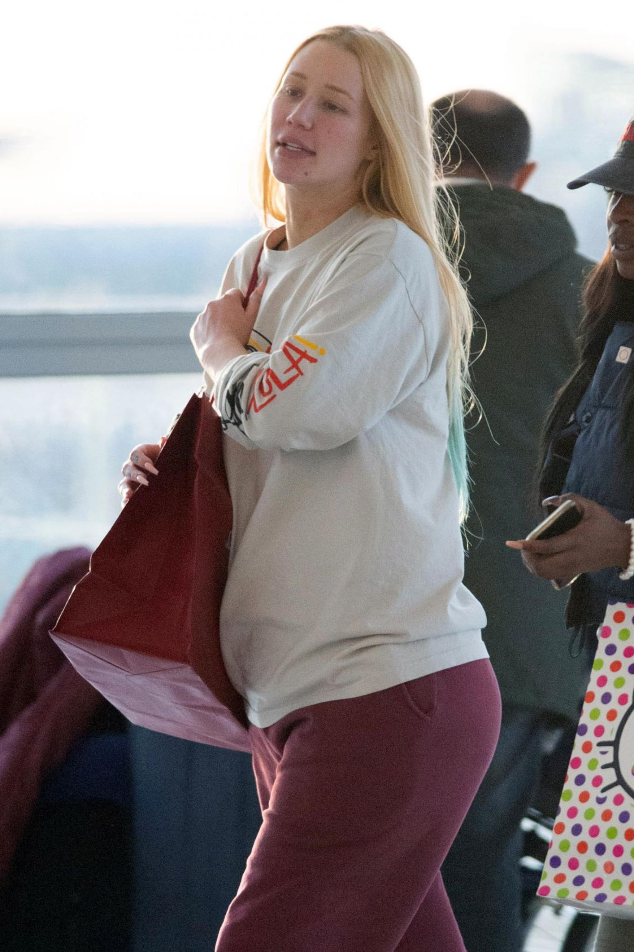 尼克杨前女友伊基抵达纽约过圣诞脸上泛着微笑心情大好